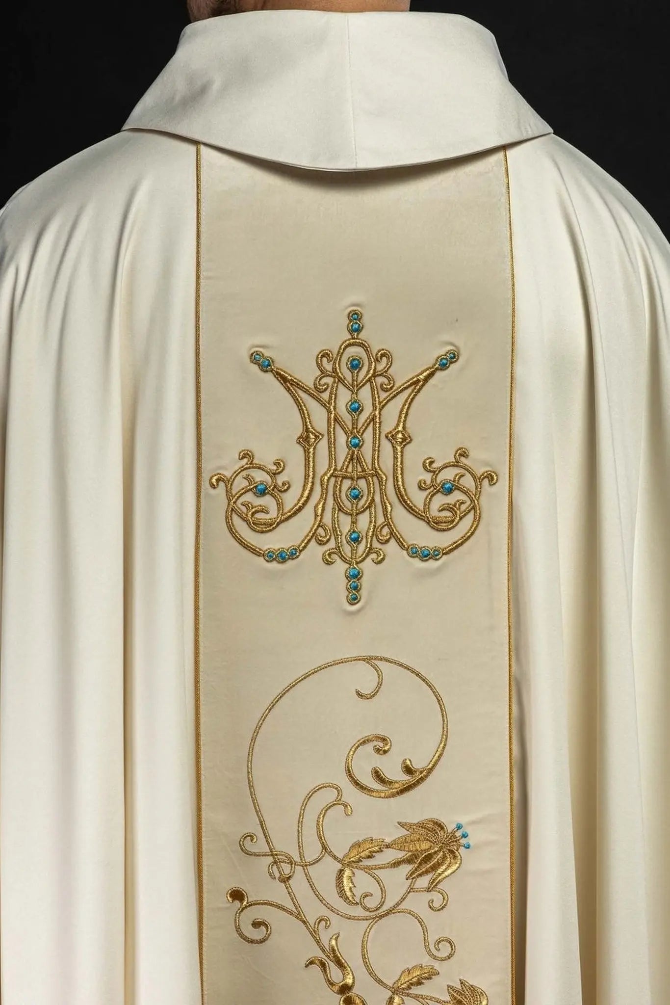 Chasuble liturgique mariale avec ceinture en velours écru