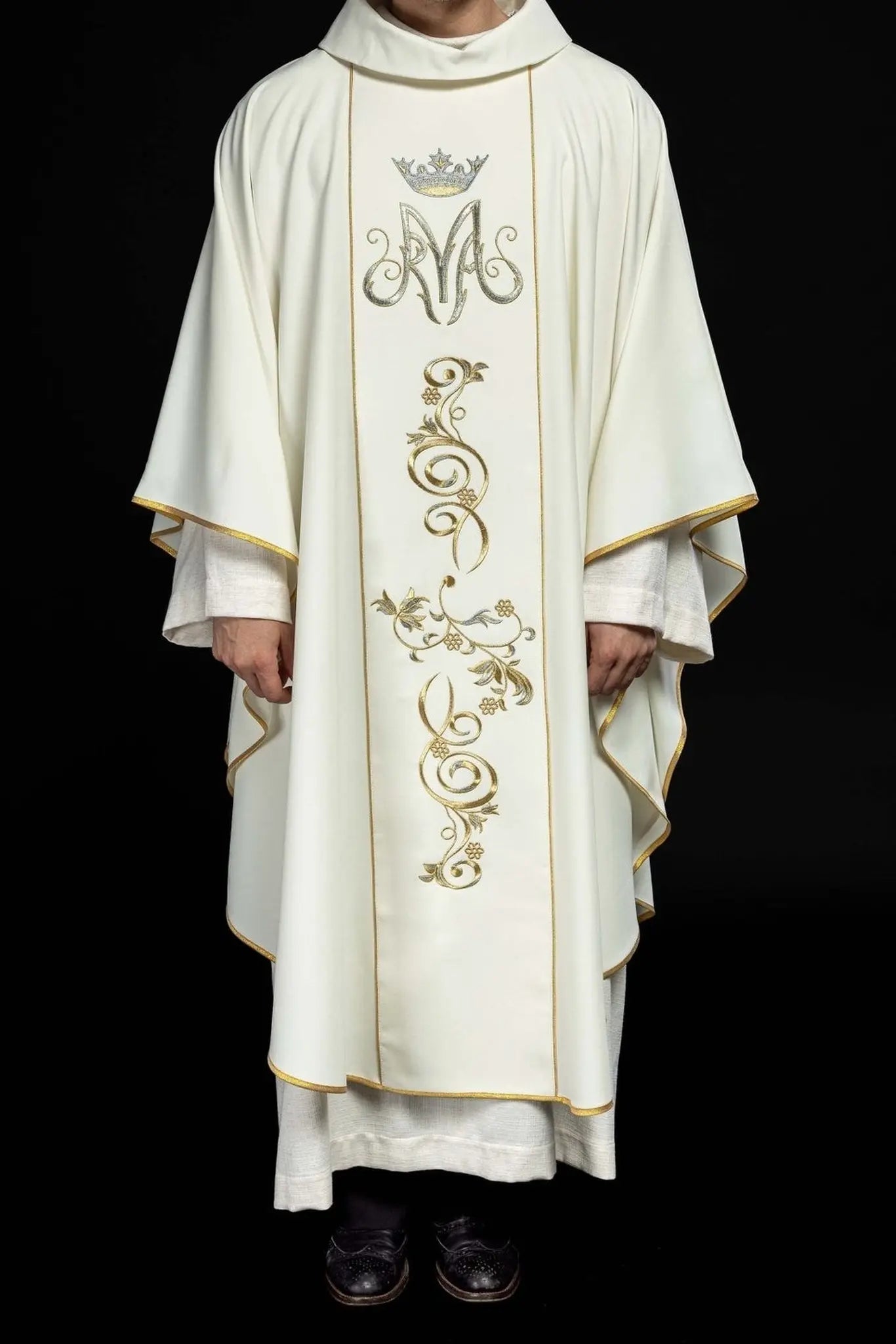 Chasuble liturgique mariale avec ceinture brodée écrue