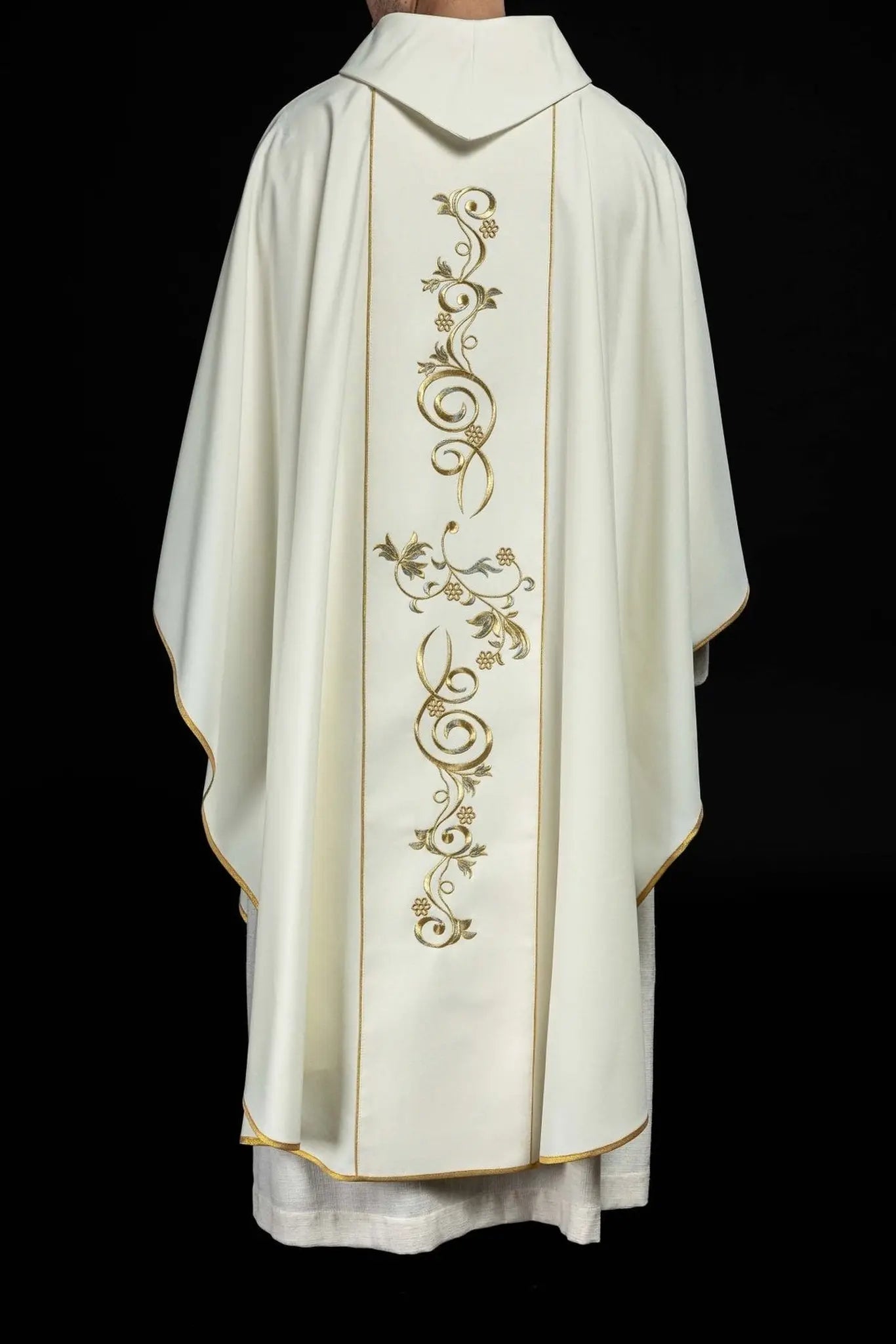Chasuble liturgique mariale avec ceinture brodée écrue