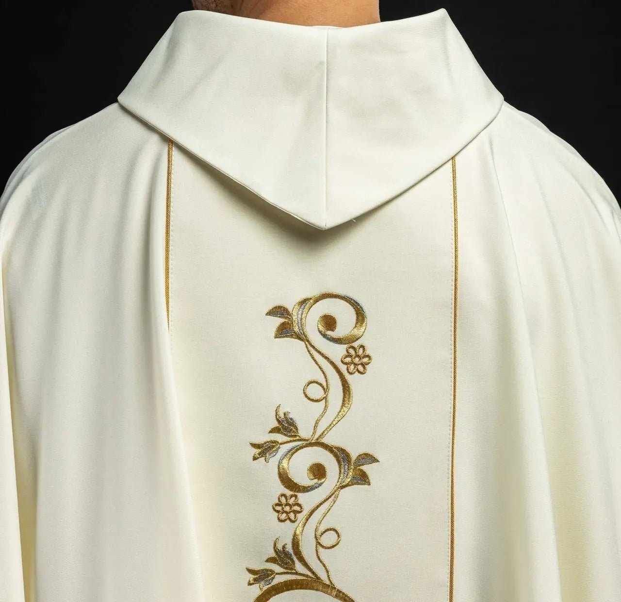 Chasuble liturgique mariale avec ceinture brodée écrue