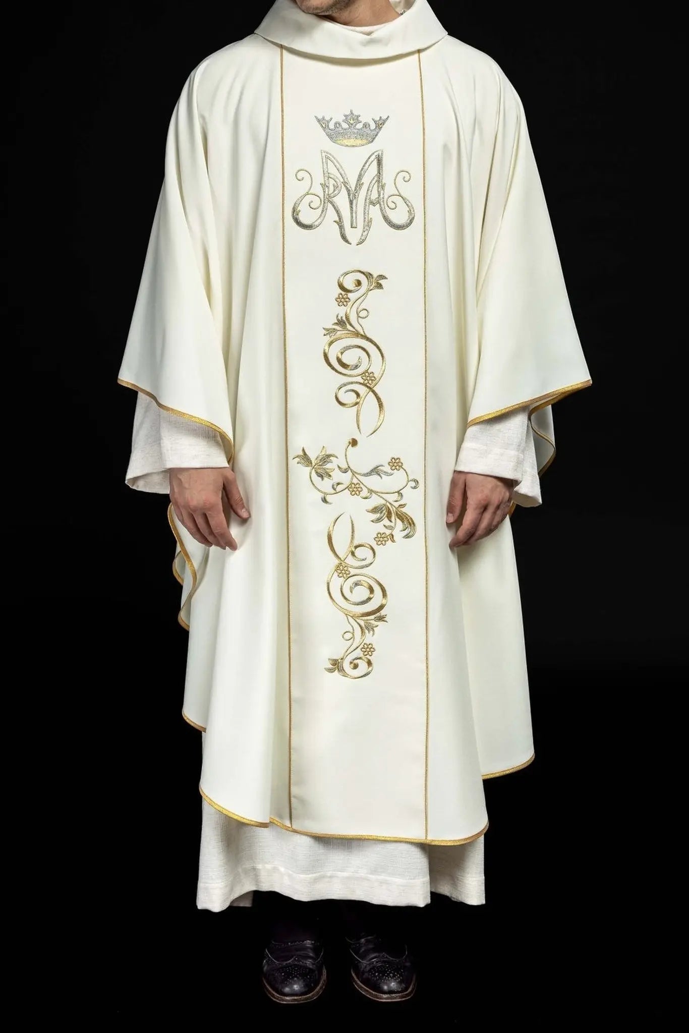 Chasuble liturgique mariale avec ceinture brodée écrue