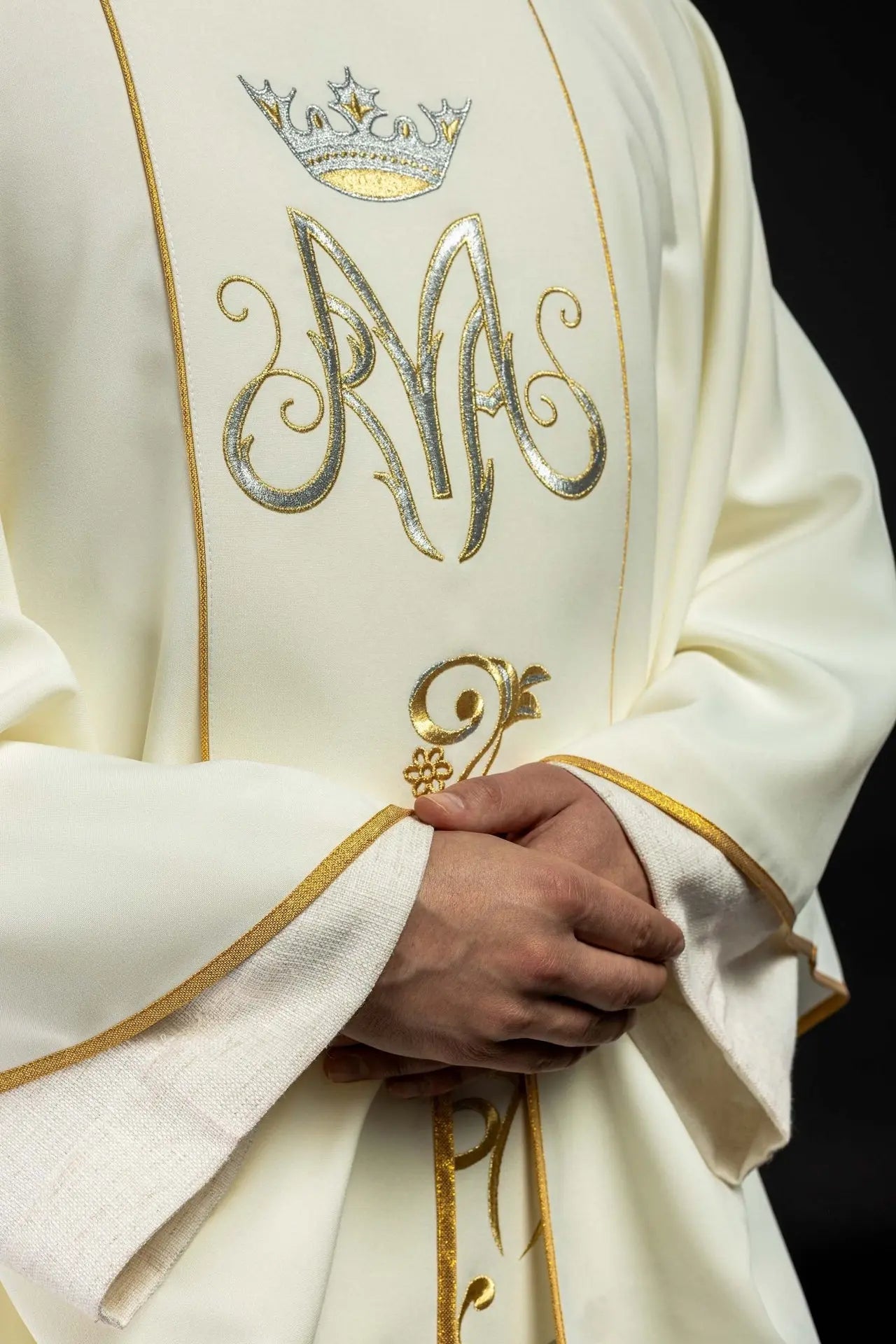 Chasuble liturgique mariale avec ceinture brodée écrue