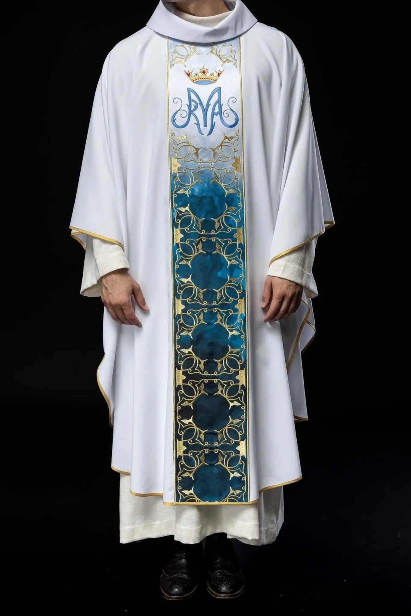 Chasuble liturgique mariale avec ceinture brodée et sublimée