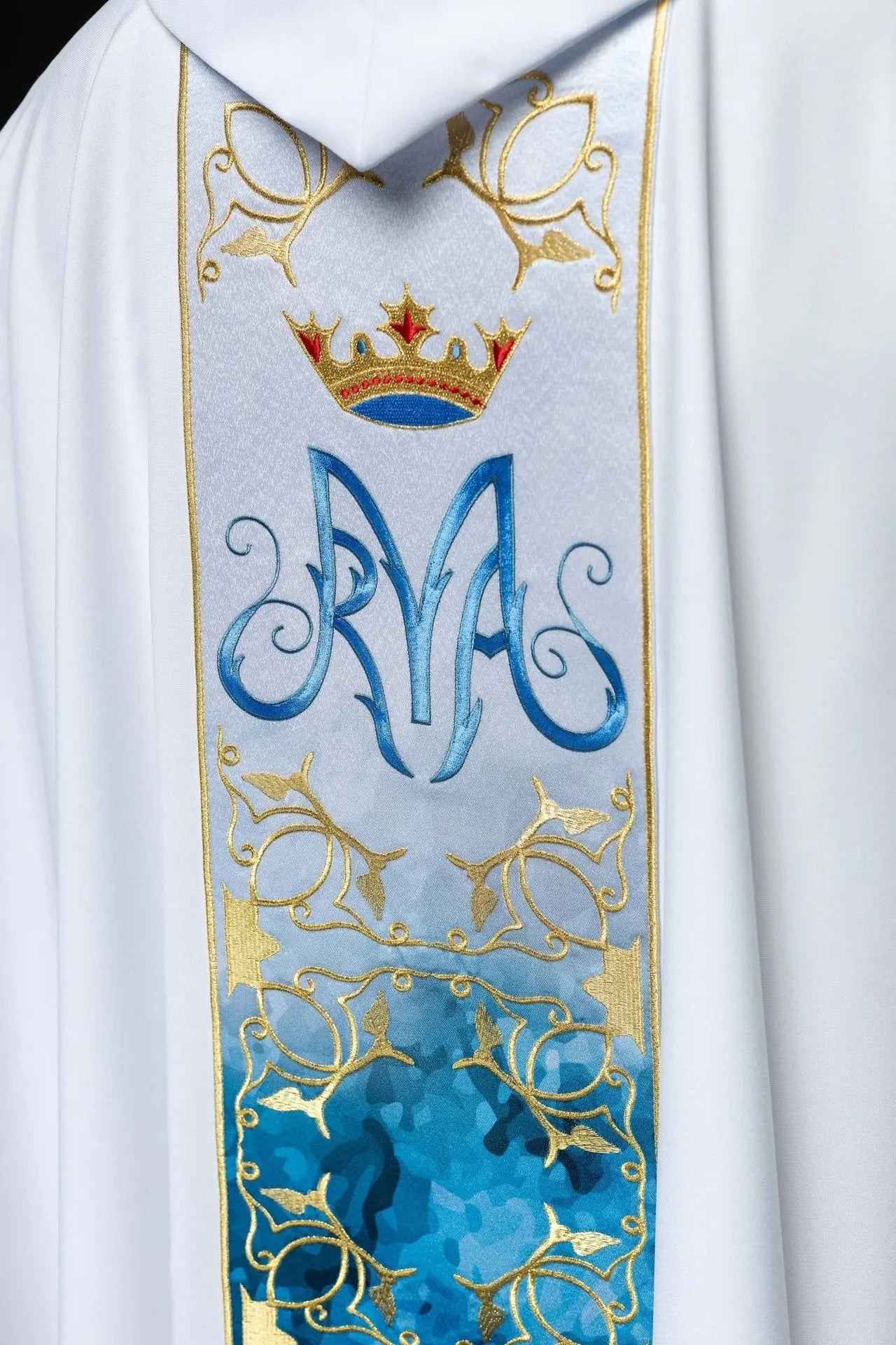 Chasuble liturgique mariale avec ceinture brodée et sublimée