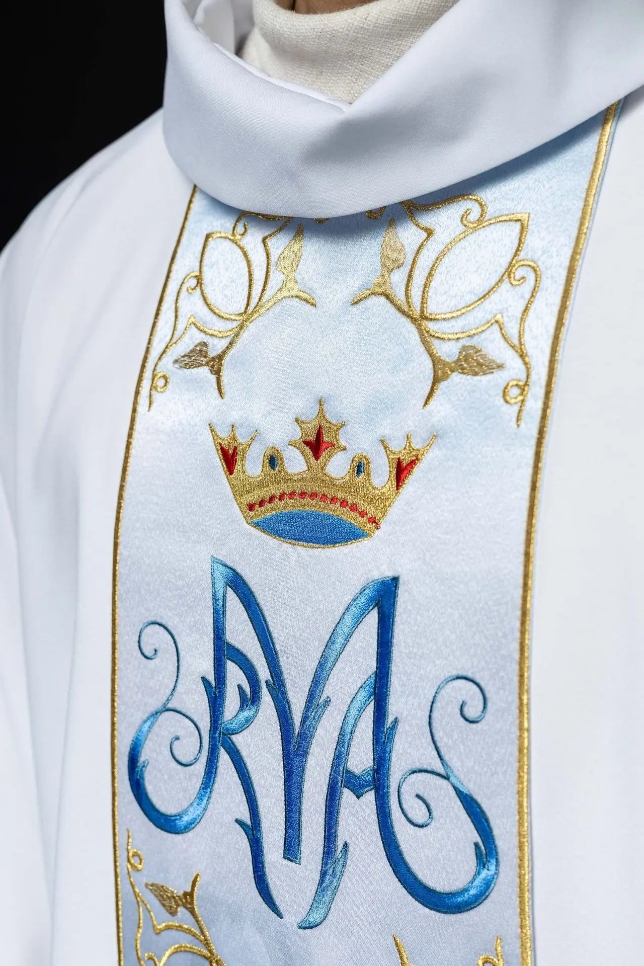 Chasuble liturgique mariale avec ceinture brodée et sublimée