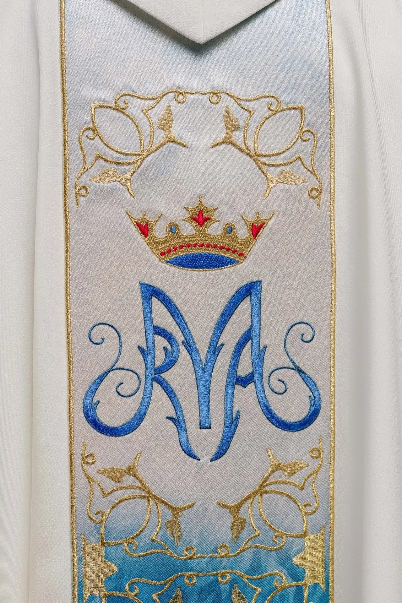 Chasuble liturgique mariale avec ceinture brodée et sublimée en écru