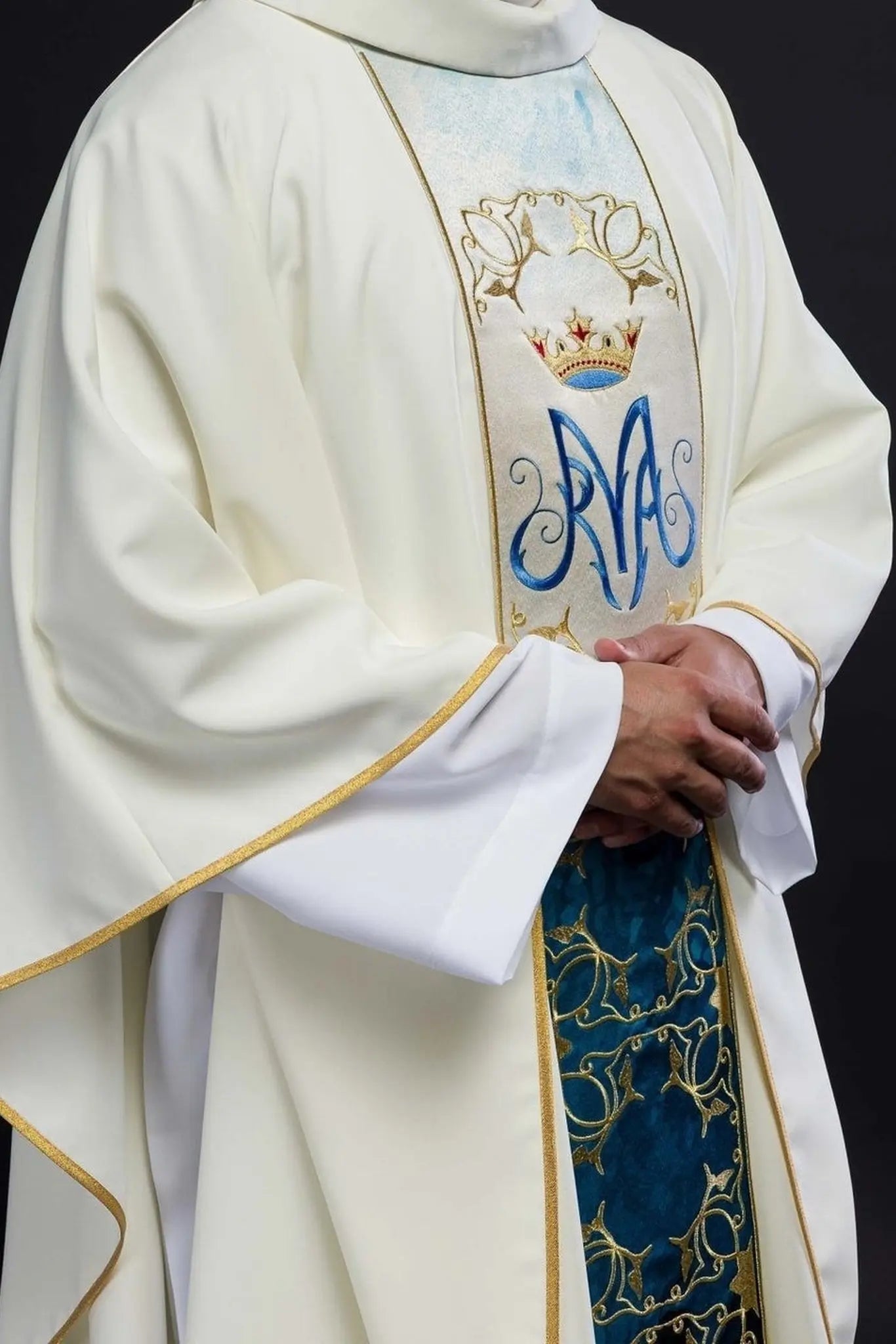 Chasuble liturgique mariale avec ceinture brodée et sublimée en écru