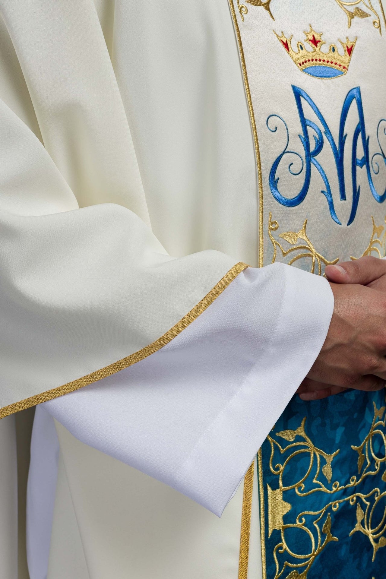 Ornat liturgiczny Maryjny z pasem haftowanym i sublimowanym w kolorze ecru