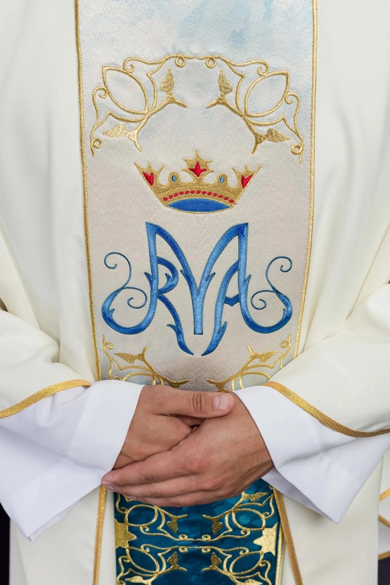 Chasuble liturgique mariale avec ceinture brodée et sublimée en écru