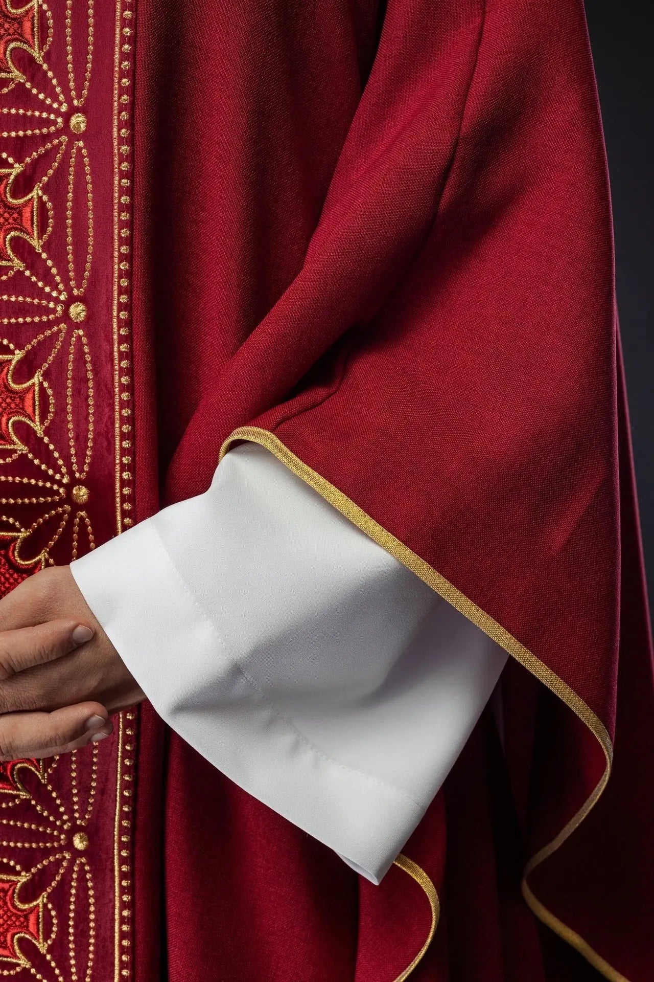 Chasuble liturgique avec ceinture richement décorée de croix en couleur rouge