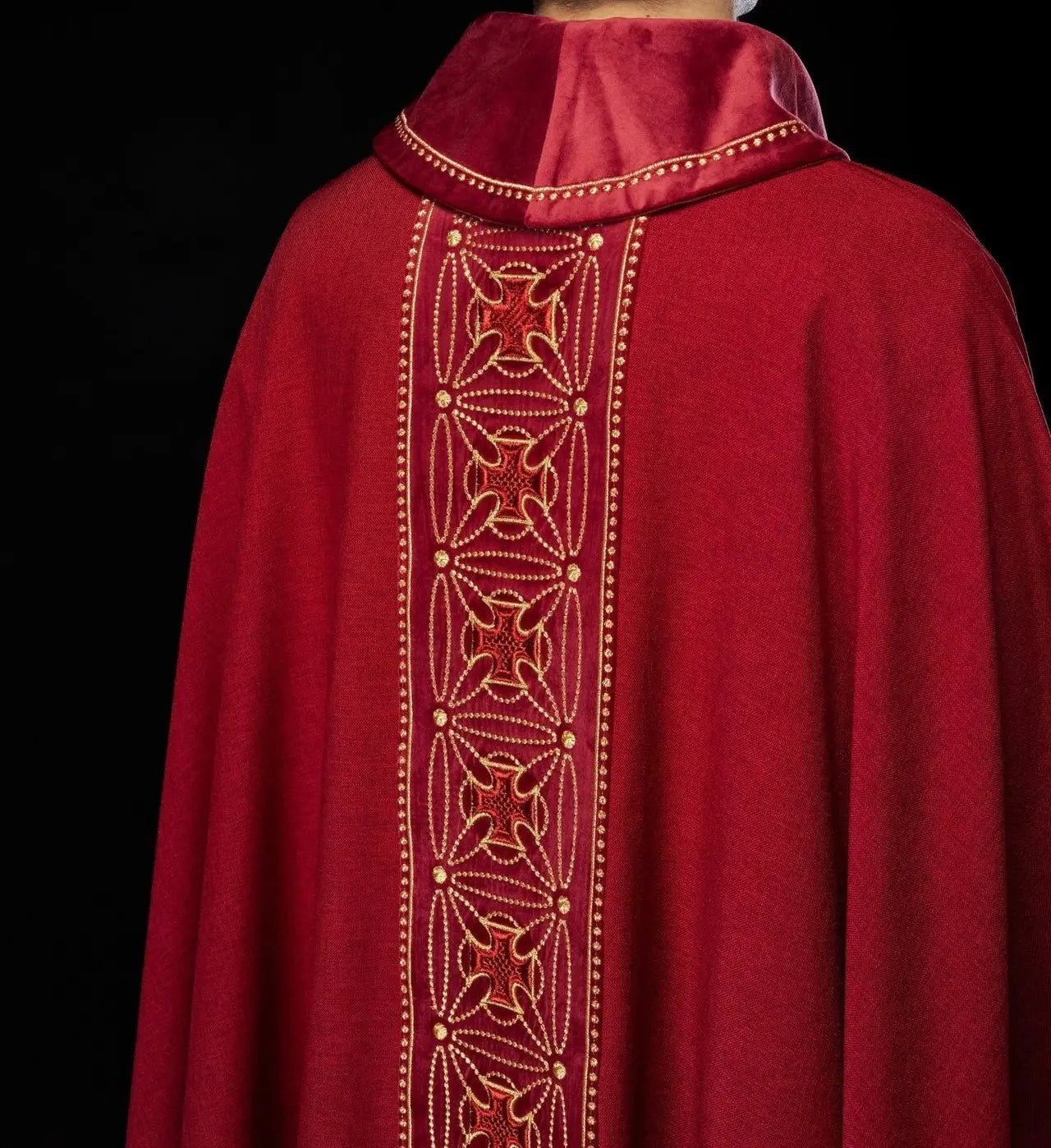 Chasuble liturgique avec ceinture richement décorée de croix en couleur rouge
