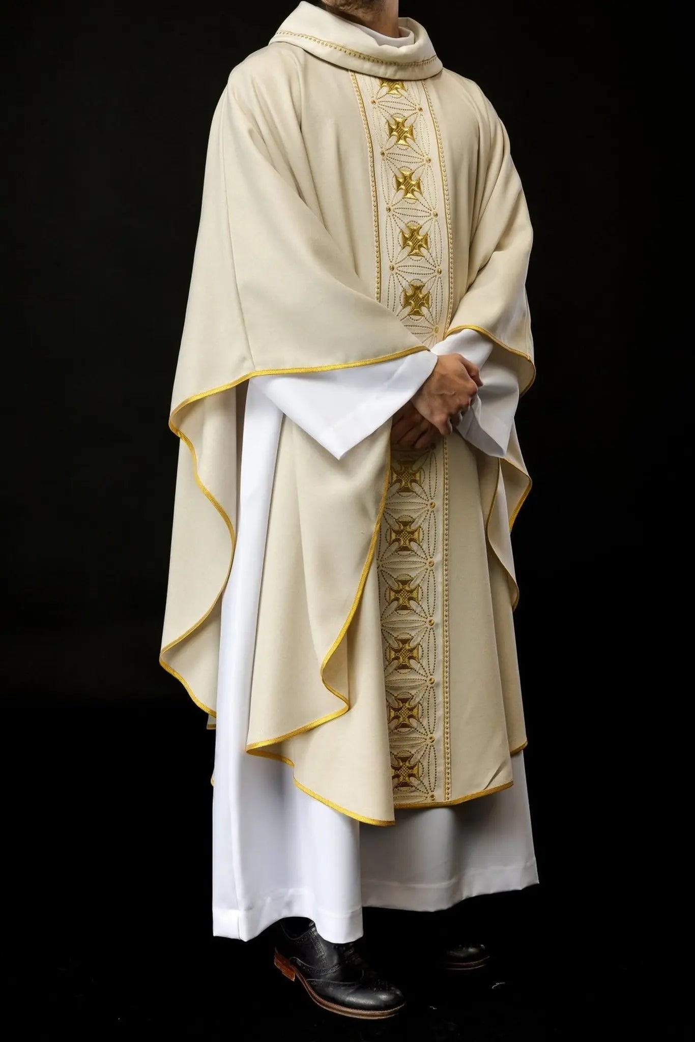 Chasuble liturgique avec ceinture richement décorée de croix en couleur écrue
