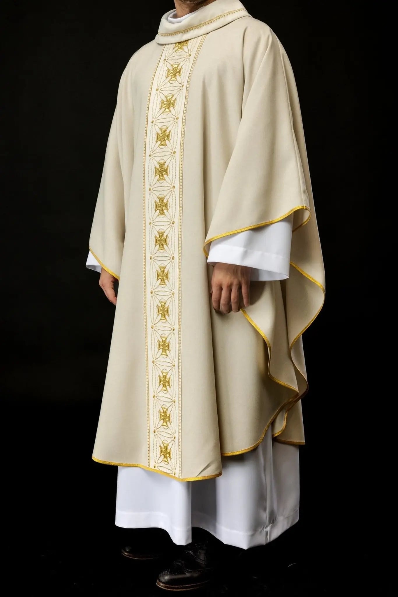 Chasuble liturgique avec ceinture richement décorée de croix en couleur écrue
