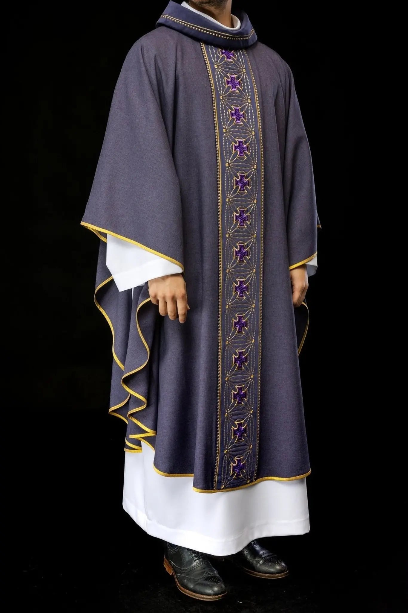 Chasuble liturgique avec ceinture richement décorée de croix en couleur pourpre
