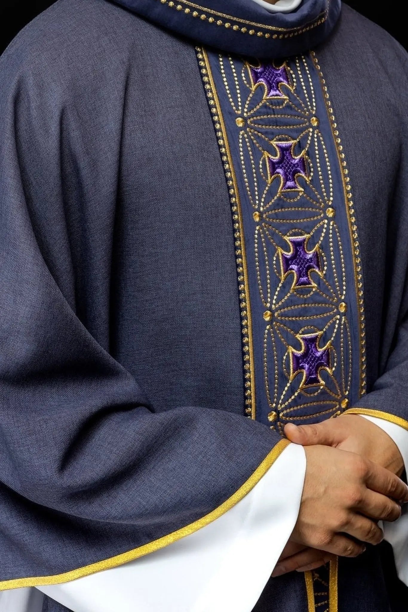 Chasuble liturgique avec ceinture richement décorée de croix en couleur pourpre