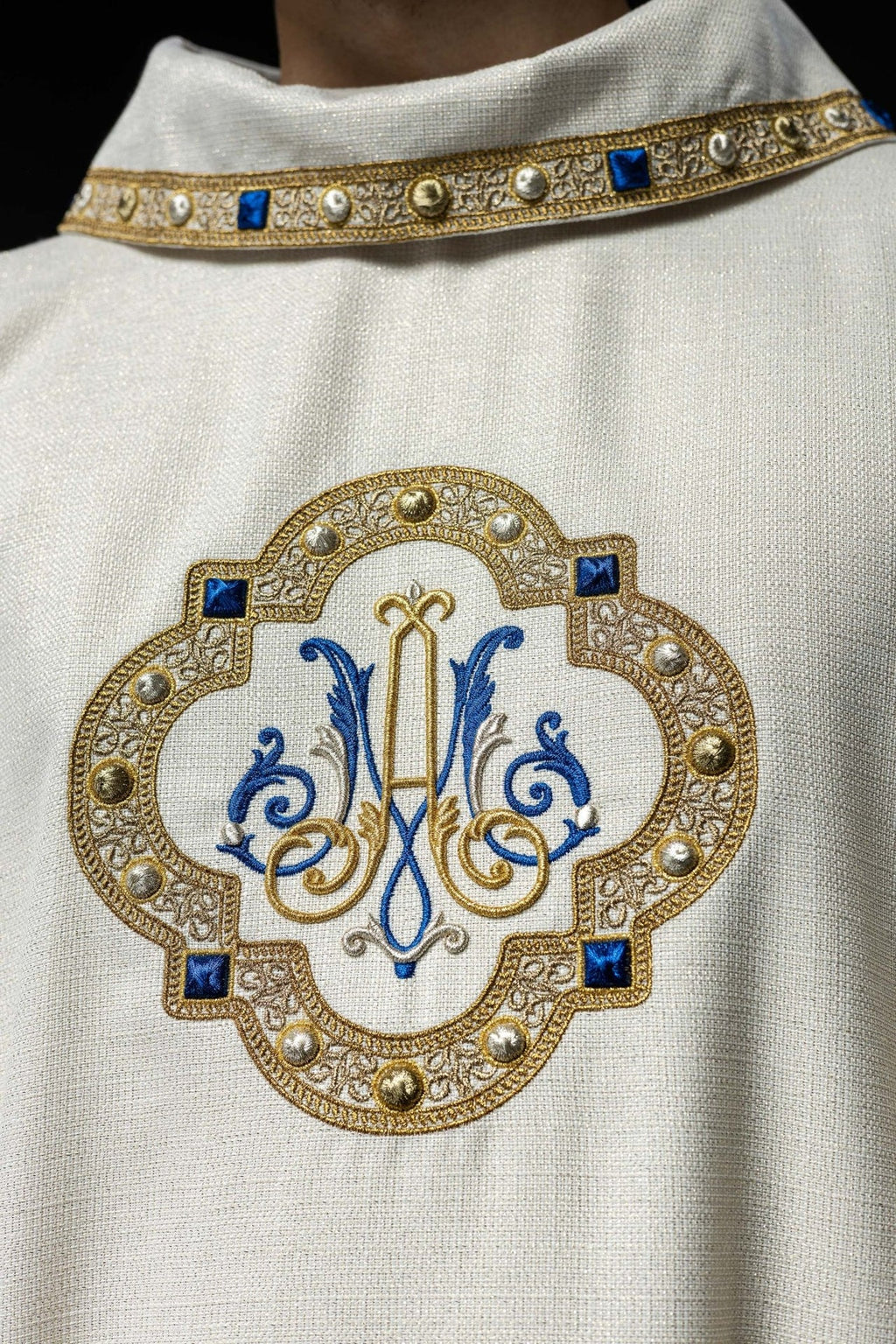 Ornat liturgiczny z haftowanym herbem Maryjnym