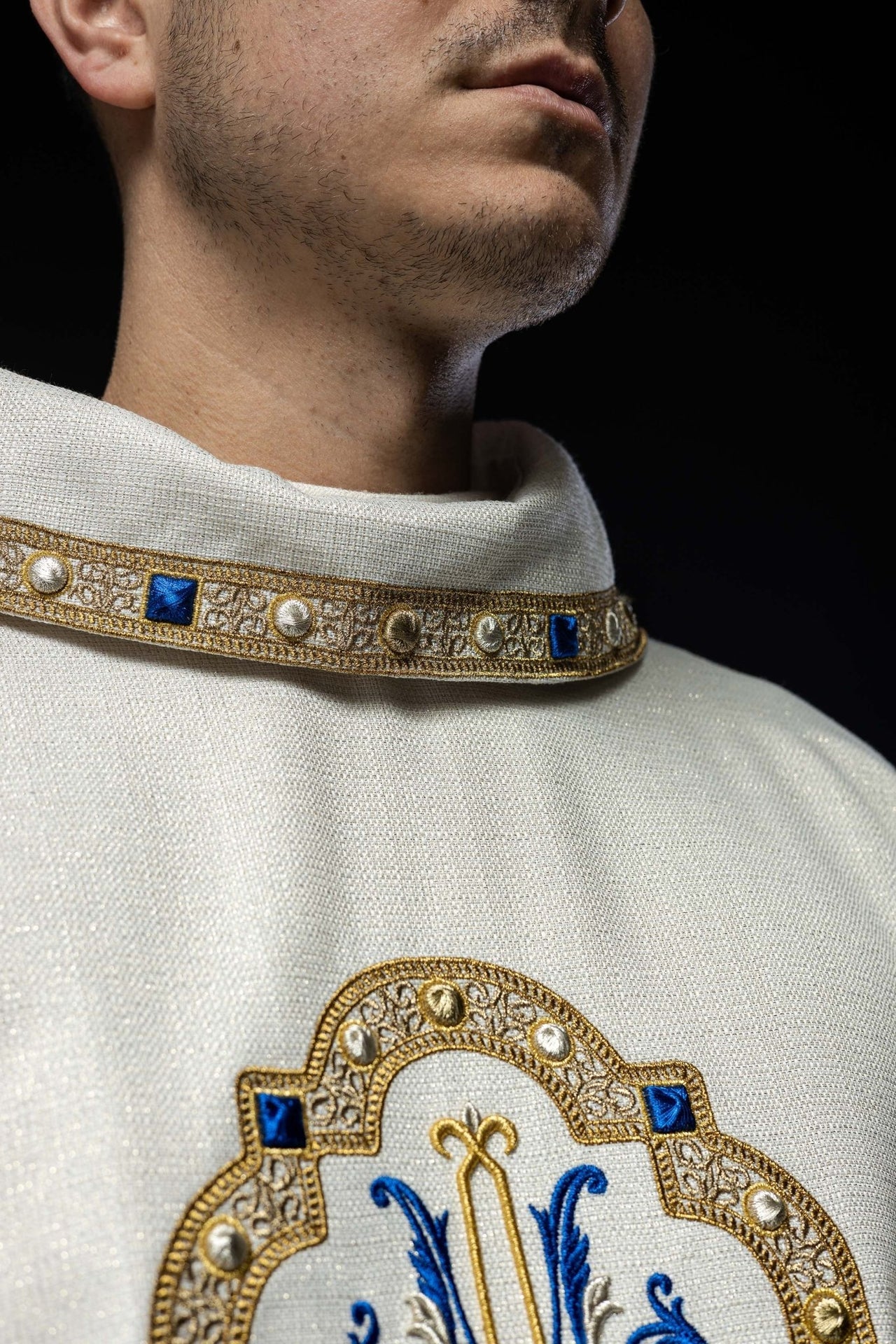 Ornat liturgiczny z haftowanym herbem Maryjnym