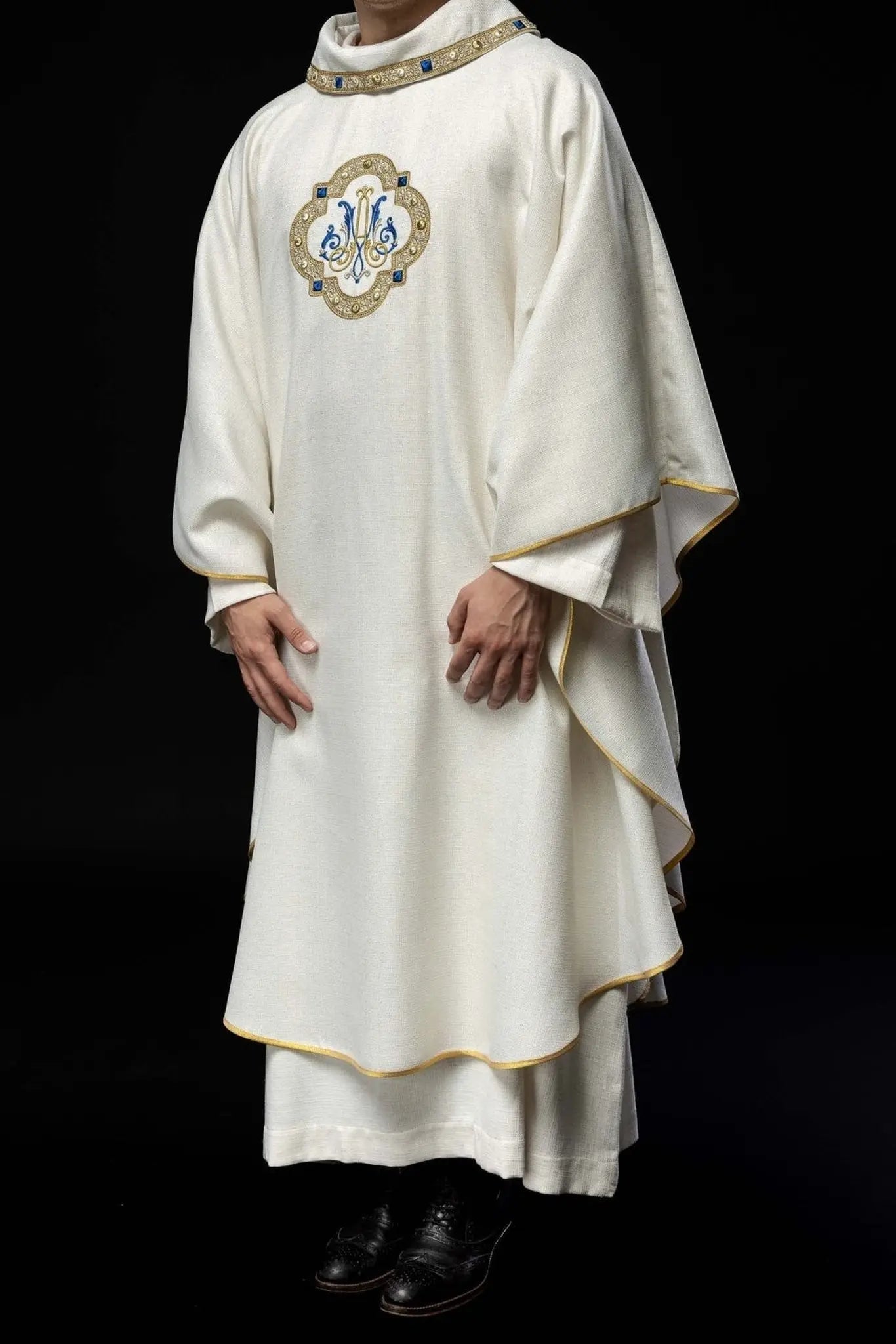 Chasuble liturgique avec emblème marial brodé – Honorer la Reine du Ciel