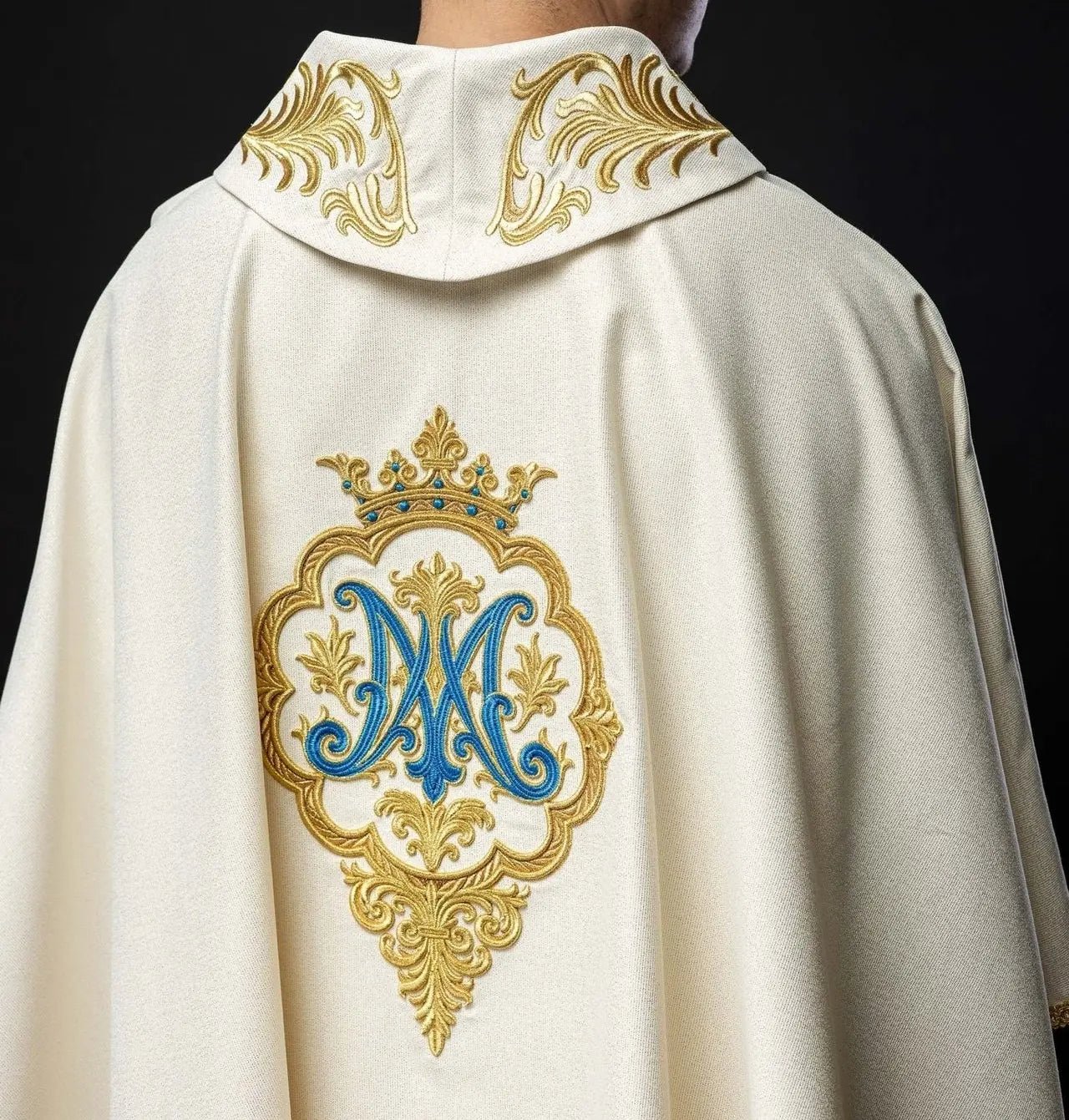 Chasuble liturgique avec blason marial brodé et couronne