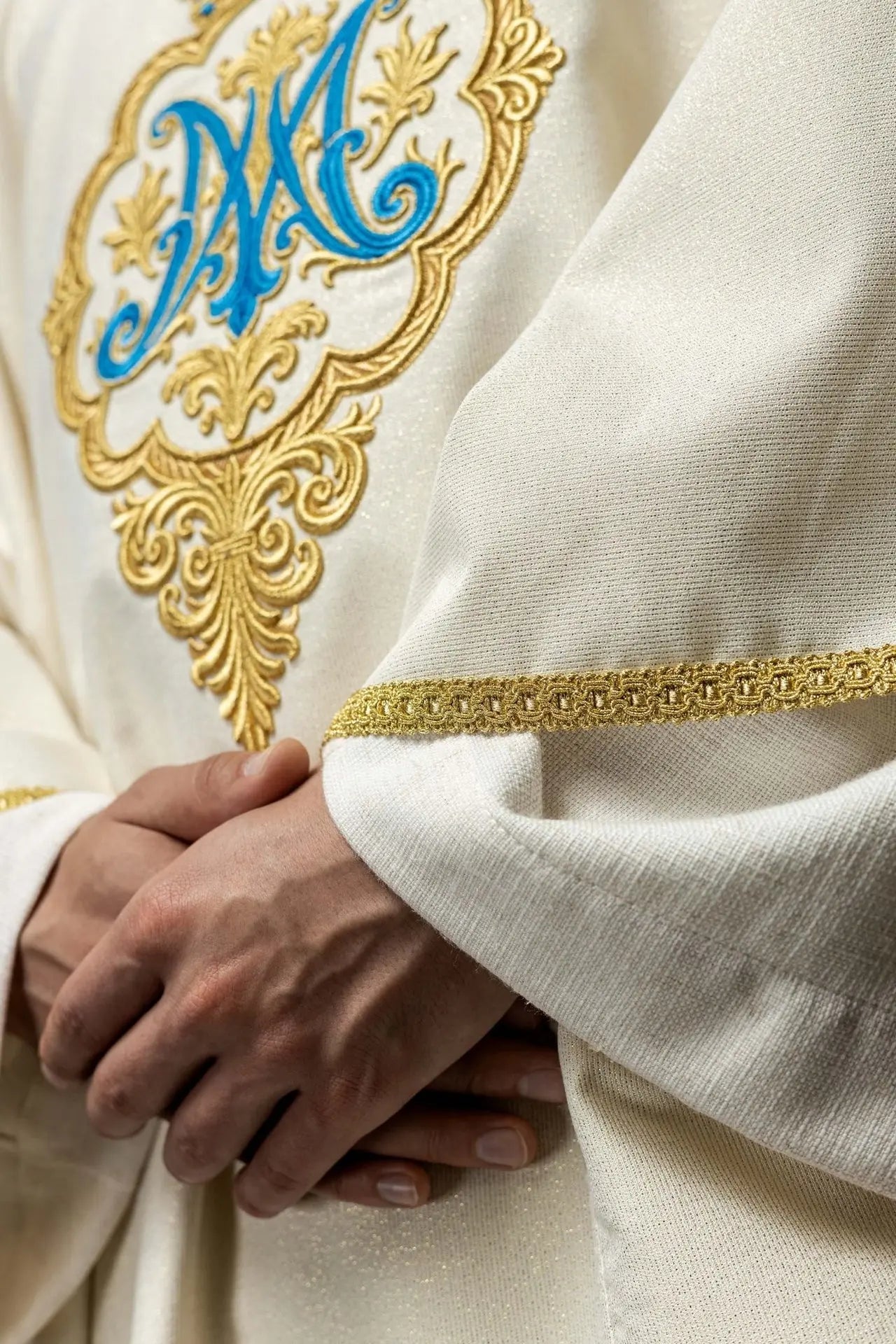 Chasuble liturgique avec blason marial brodé et couronne