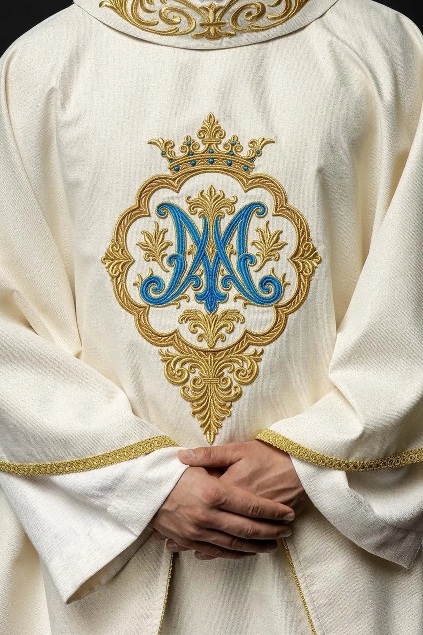 Chasuble liturgique avec blason marial brodé et couronne