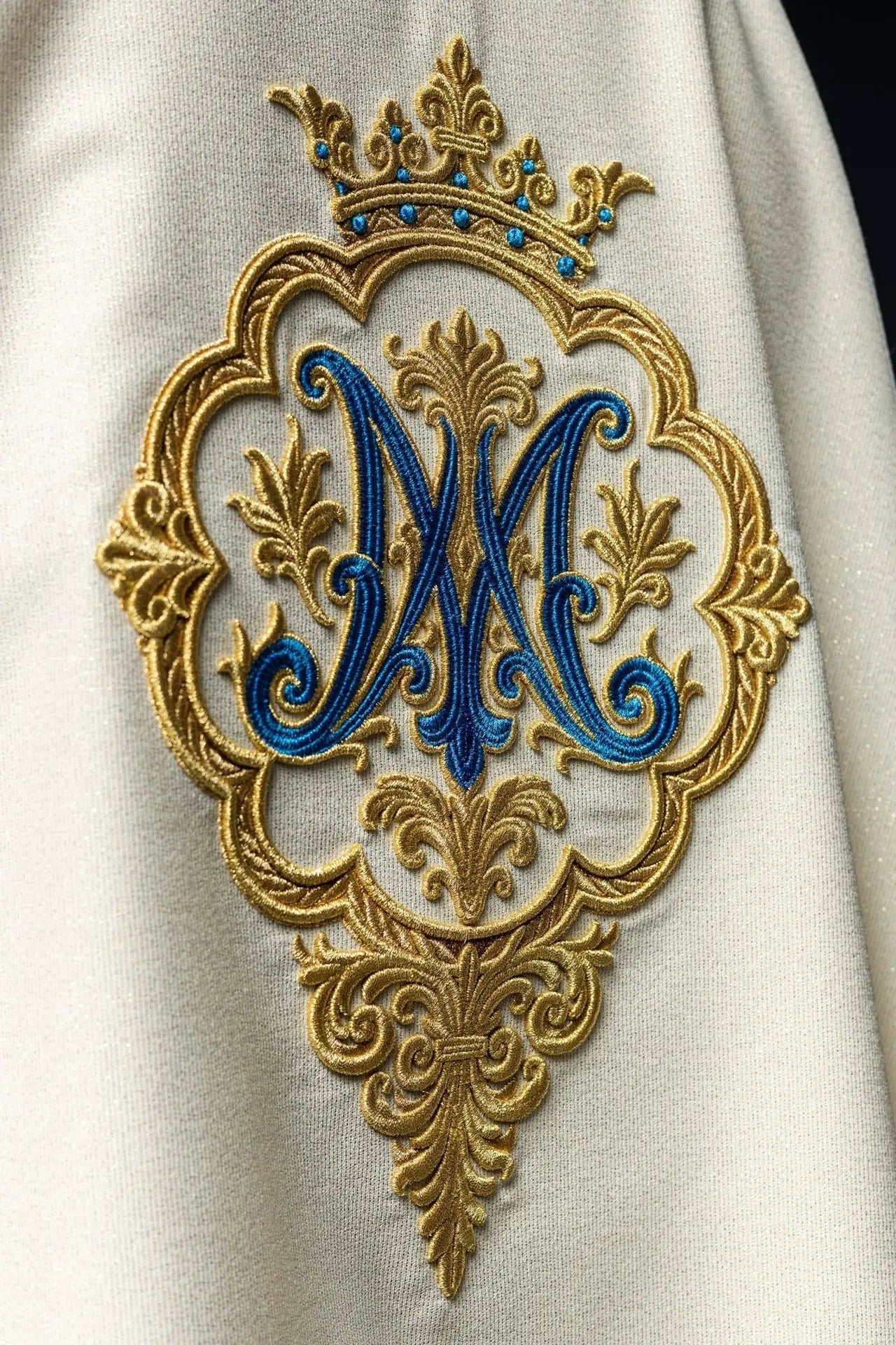 Chasuble liturgique avec blason marial brodé et couronne
