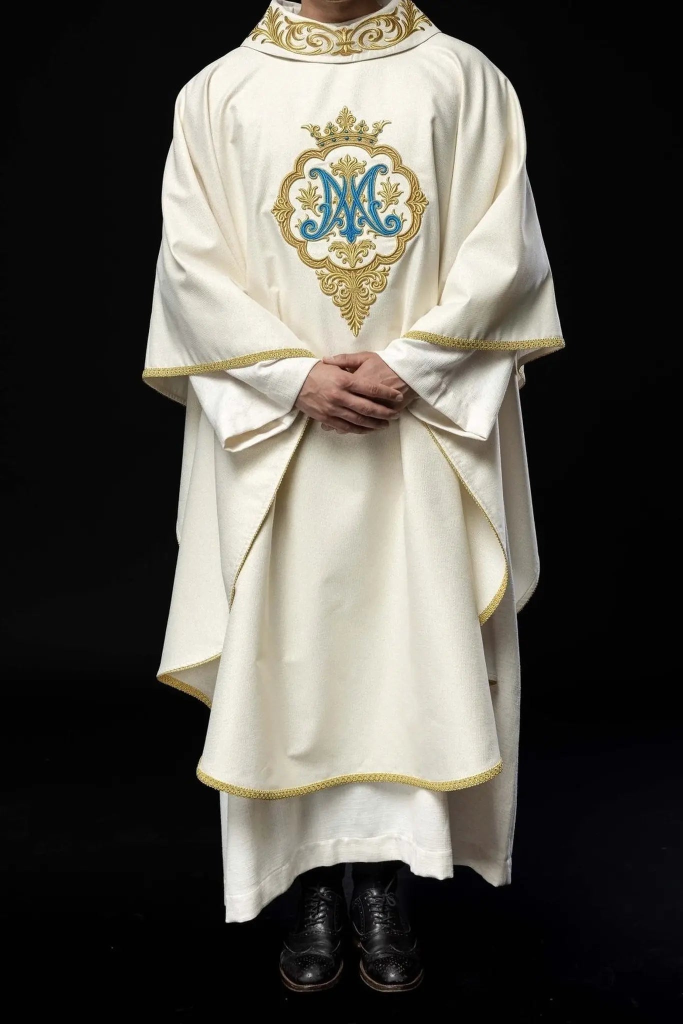 Chasuble liturgique avec blason marial brodé et couronne
