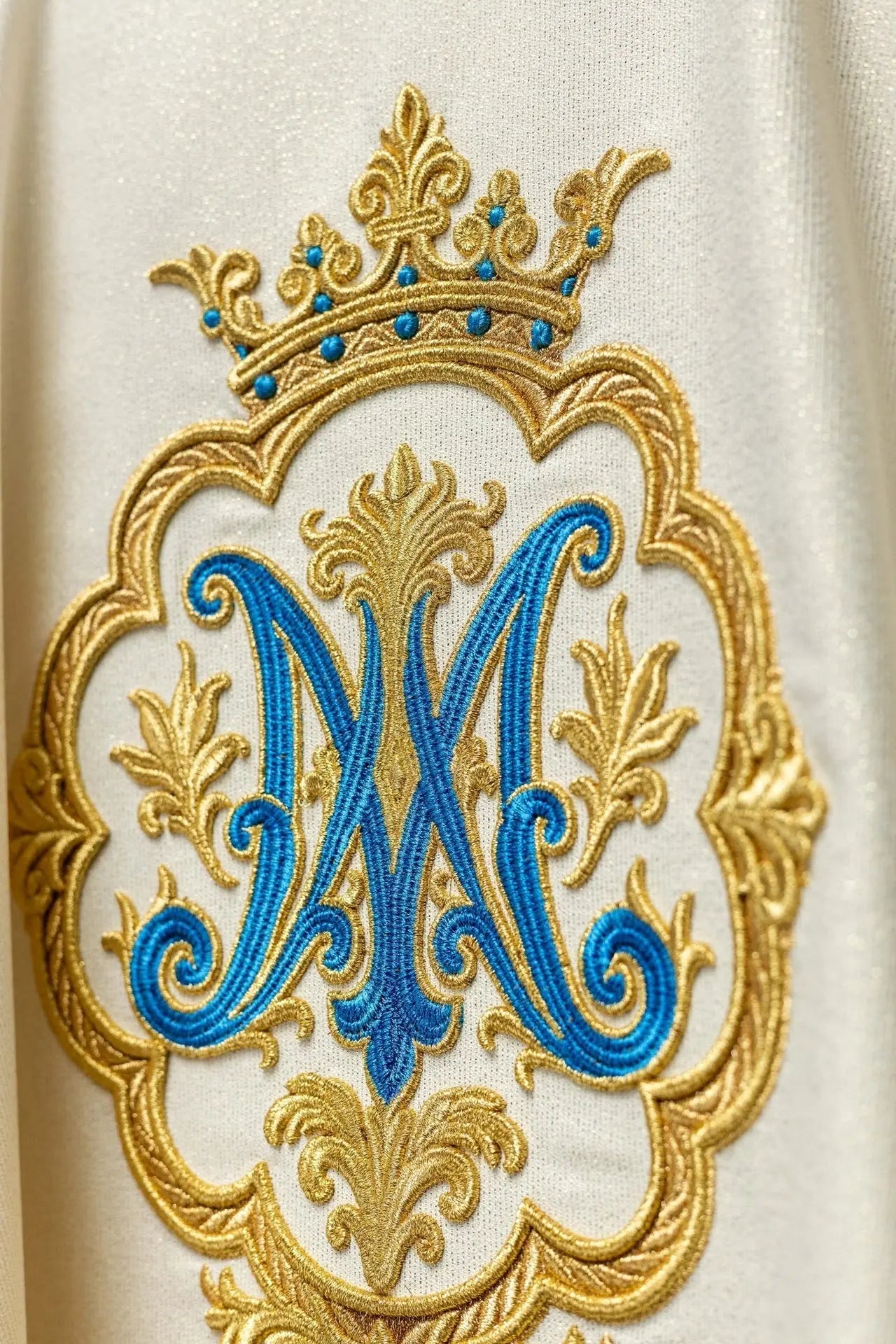 Chasuble liturgique avec blason marial brodé et couronne