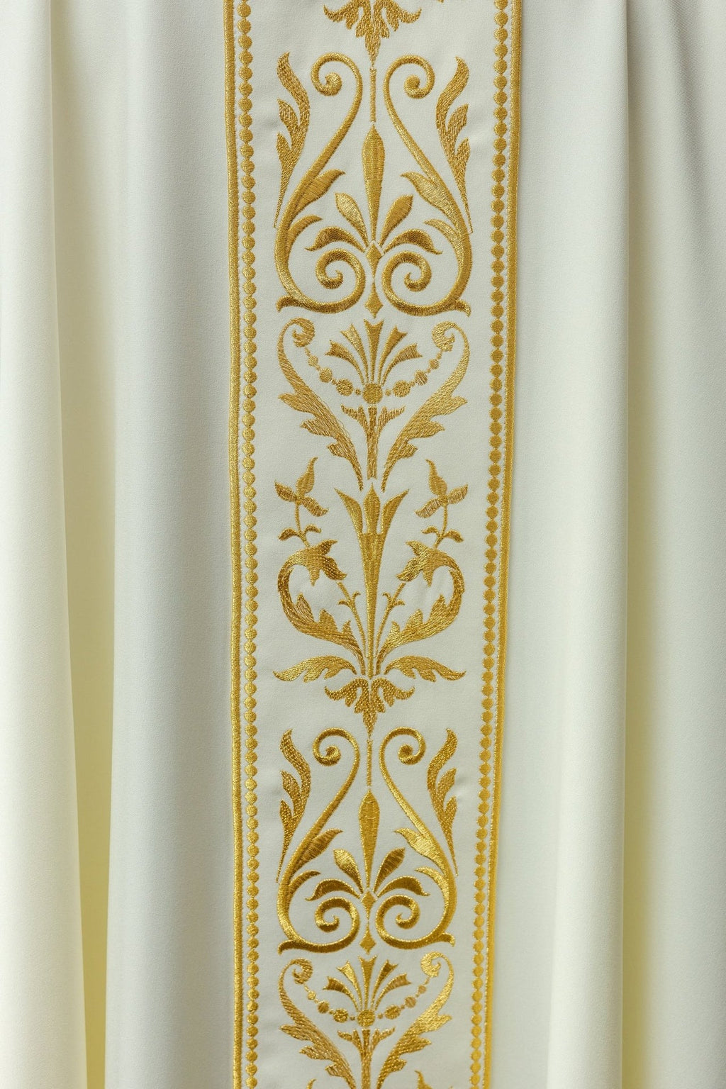 Ornat liturgiczny z haftowanym pasem w kolorze ecru