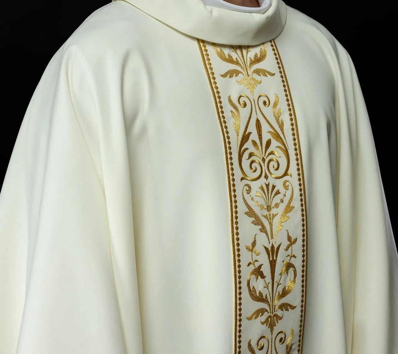 Liturgical chasuble with embroidered belt in ecru