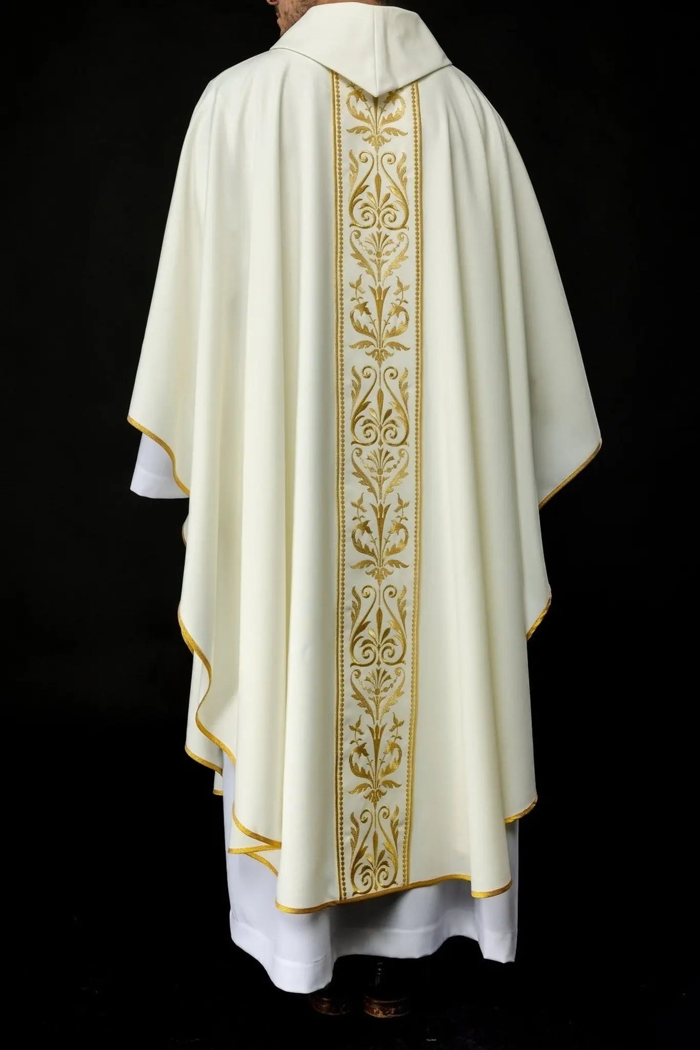 Liturgical chasuble with embroidered belt in ecru