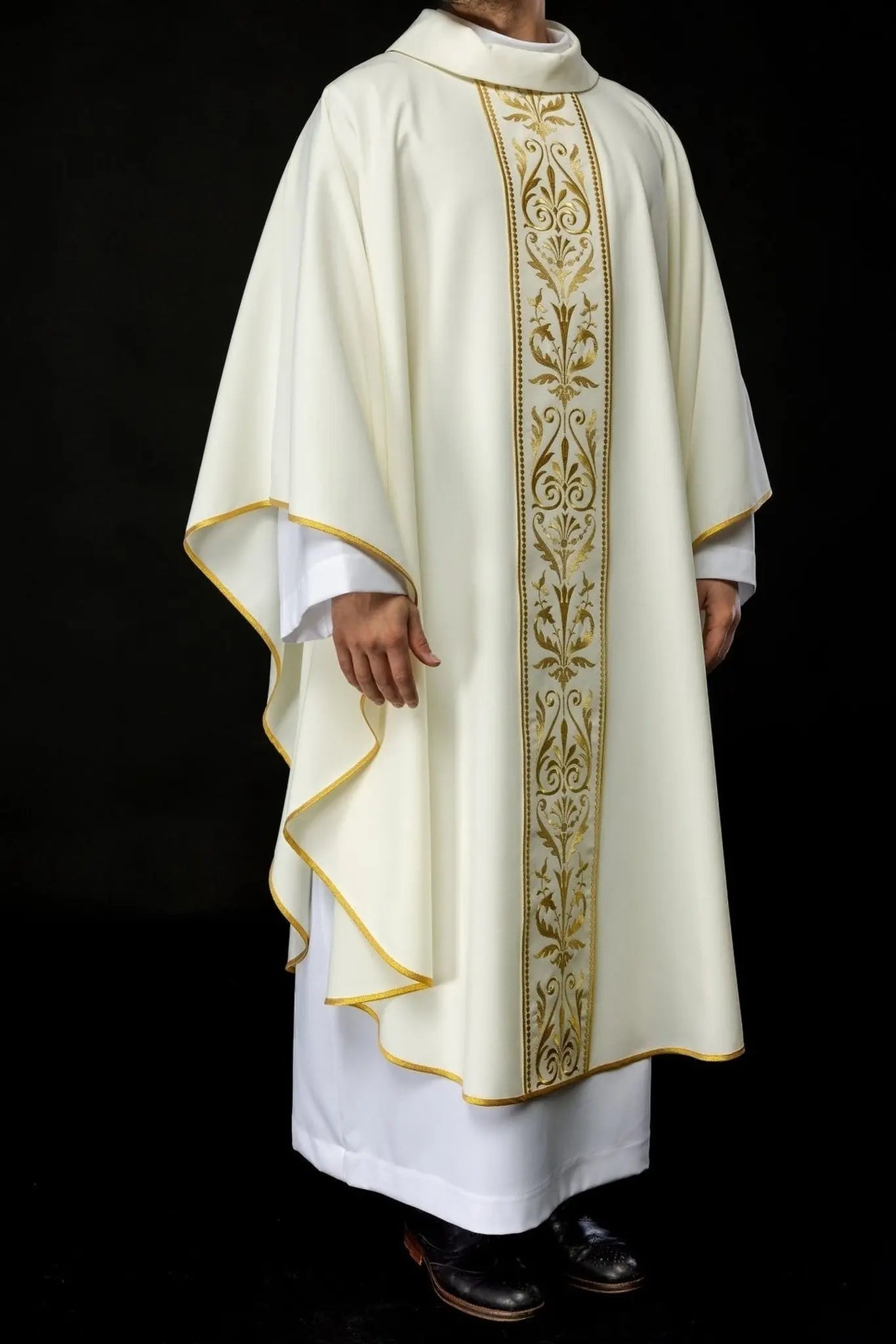 Chasuble liturgique avec ceinture brodée en écru
