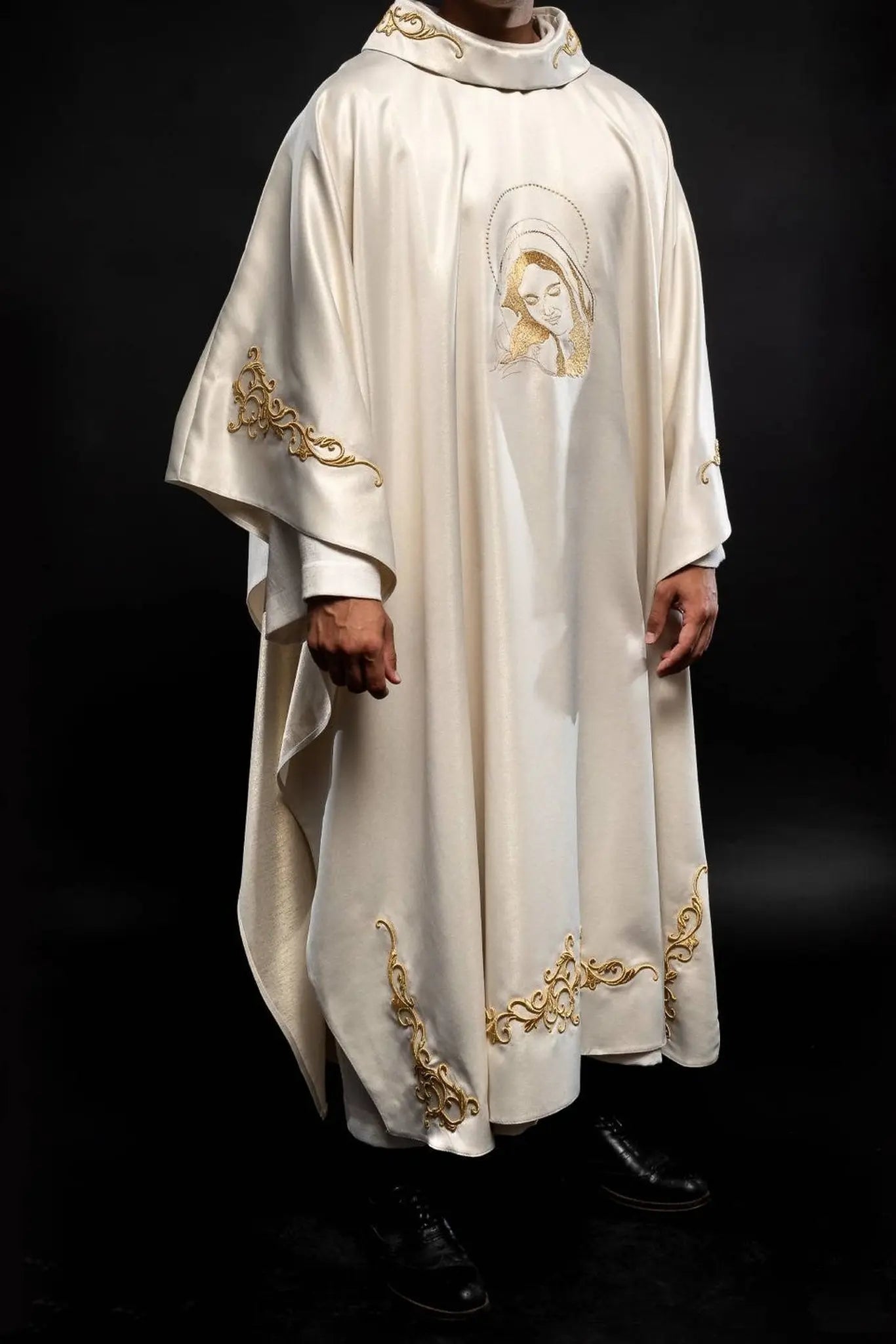 Chasuble liturgique avec l'image de Notre-Dame des Câlins