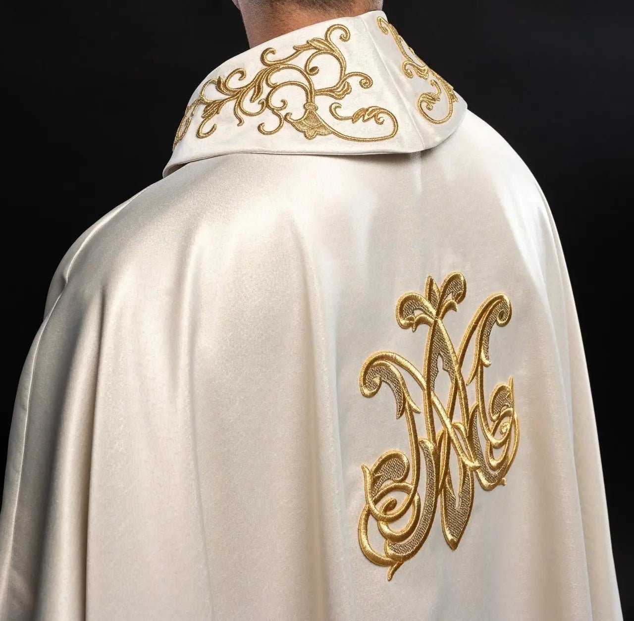Chasuble liturgique avec l'image de Notre-Dame des Câlins