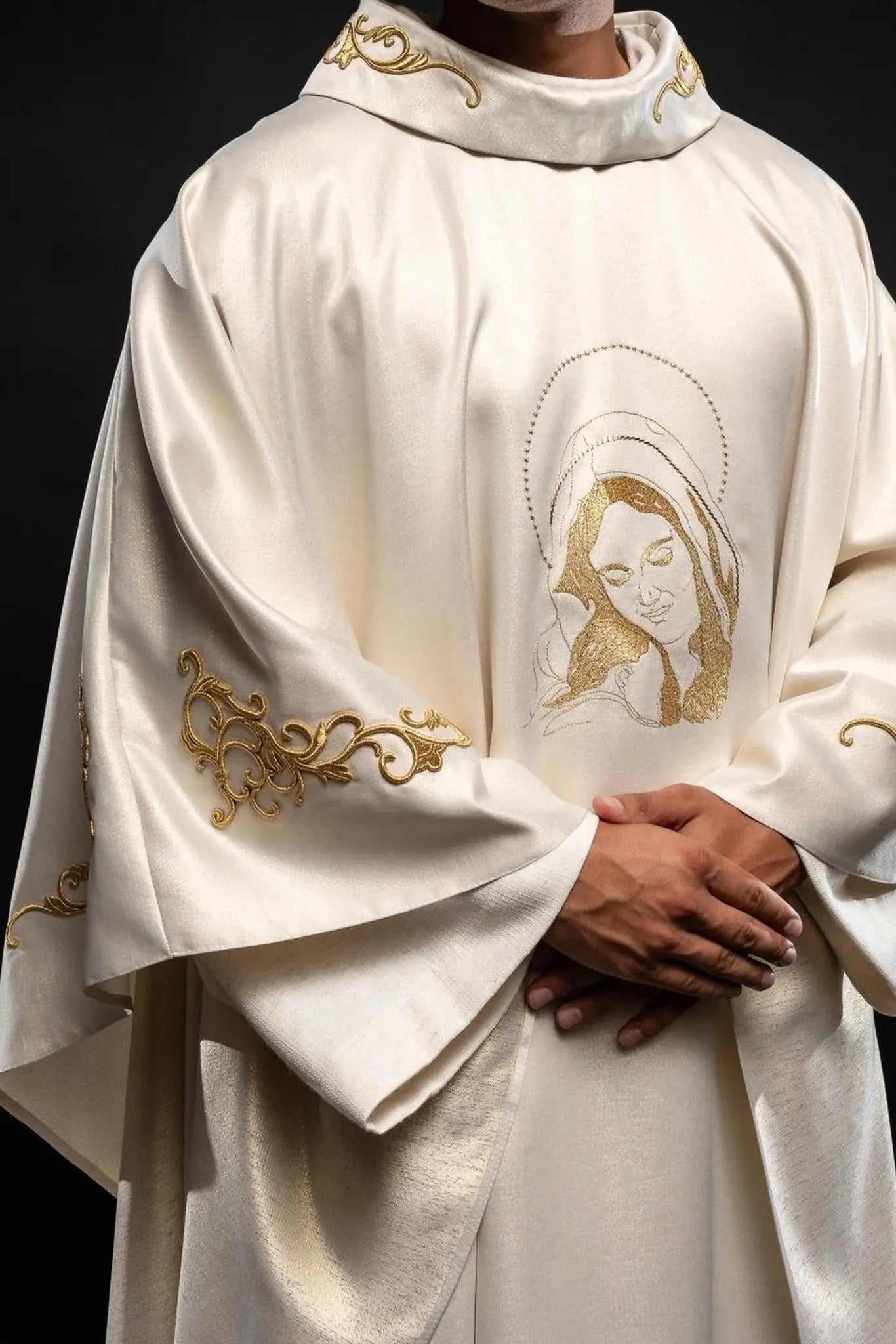 Chasuble liturgique avec l'image de Notre-Dame des Câlins