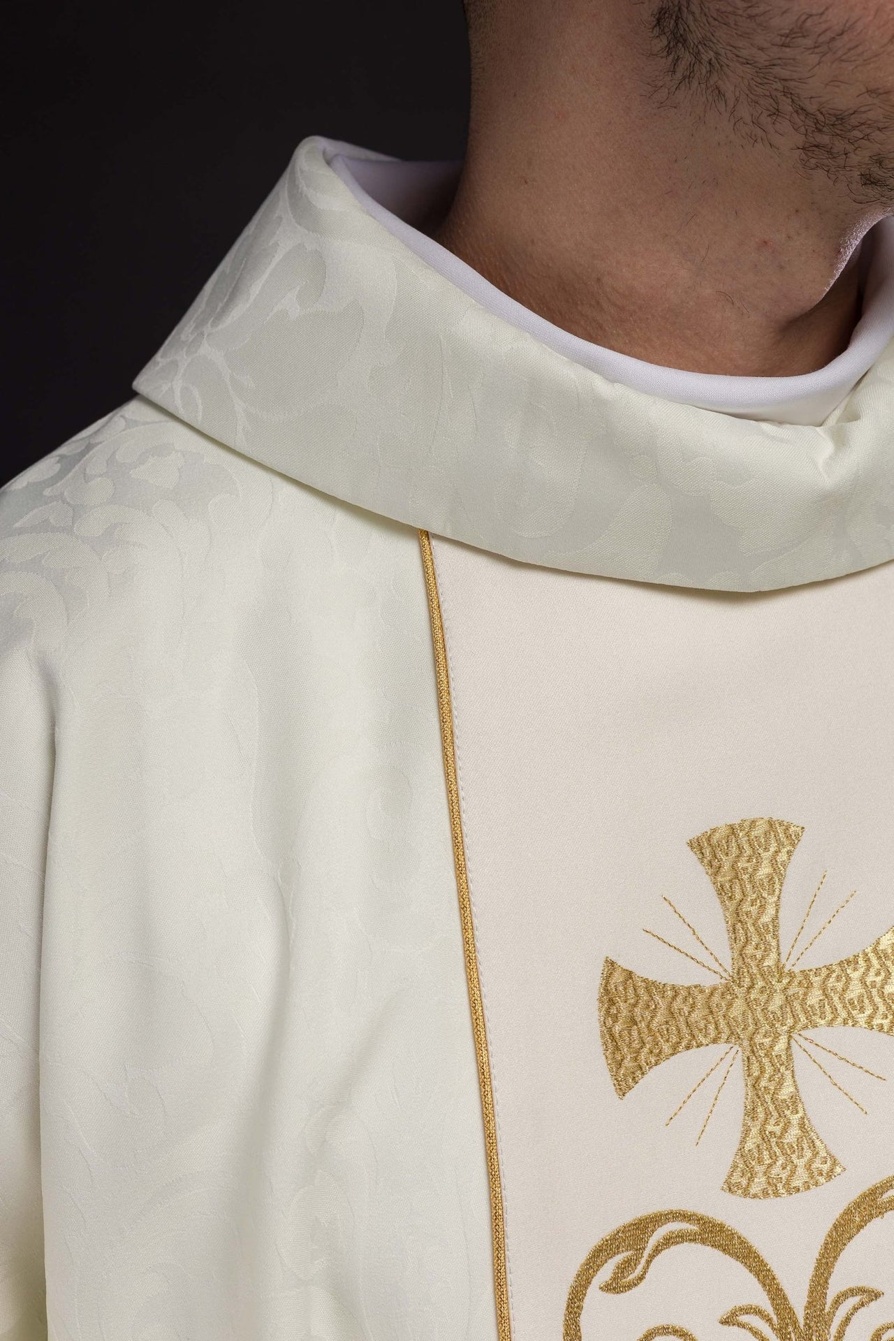 Ornat liturgiczny z zdobionym pasem