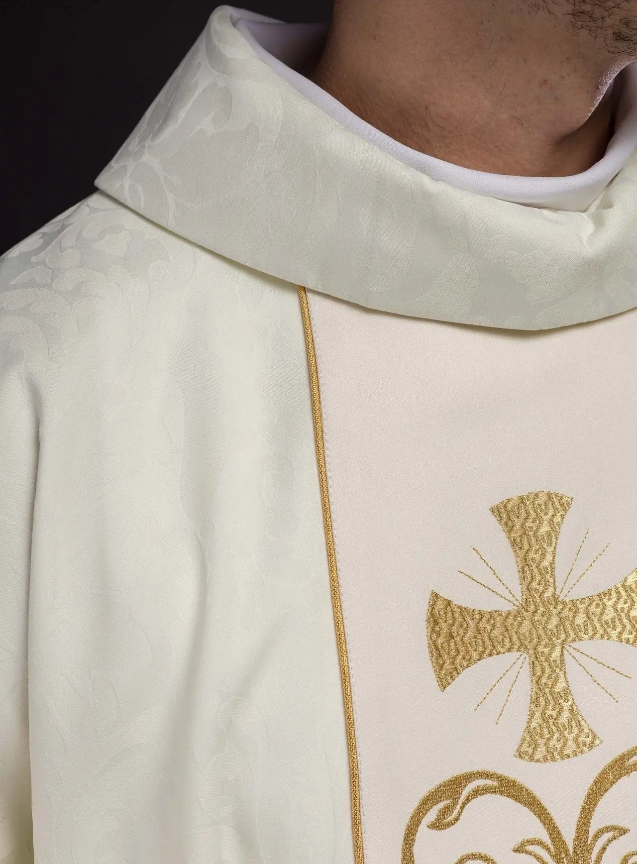 Chasuble liturgique avec ceinture décorée