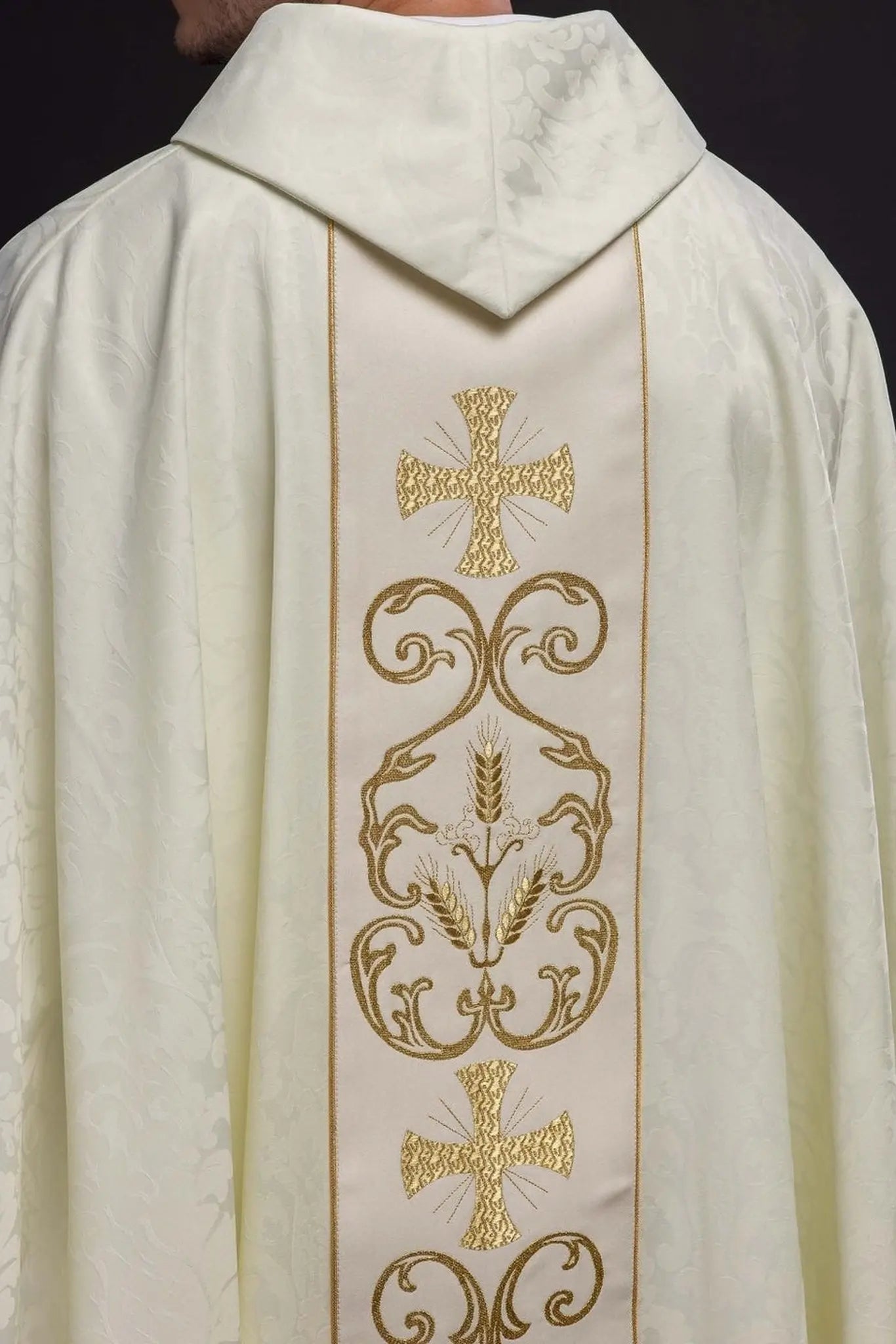 Chasuble liturgique avec ceinture décorée