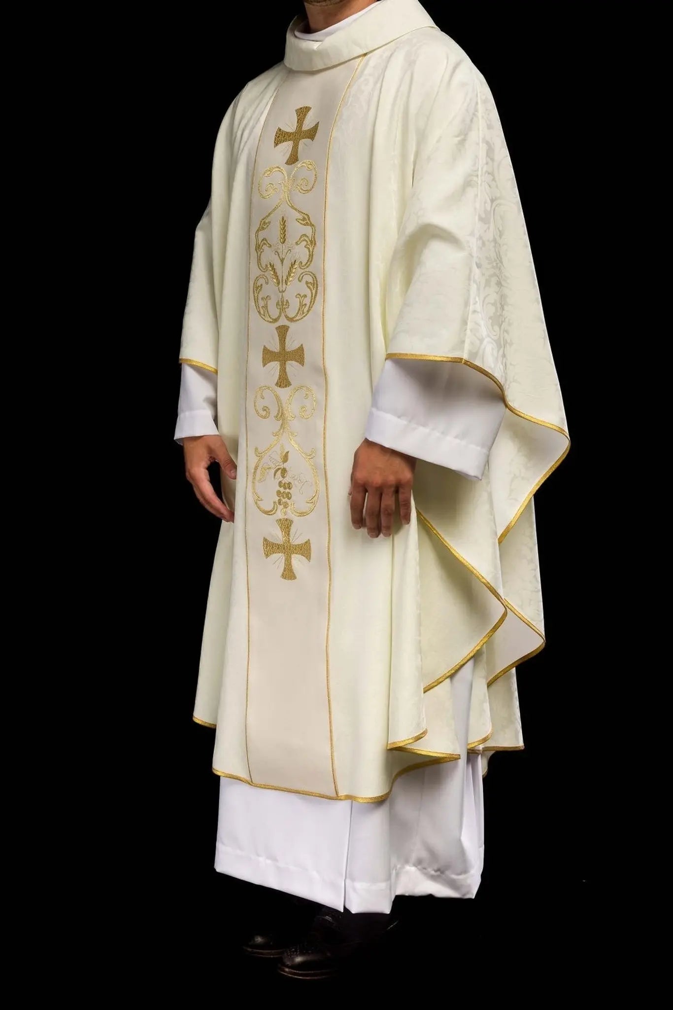 Chasuble liturgique avec ceinture décorée