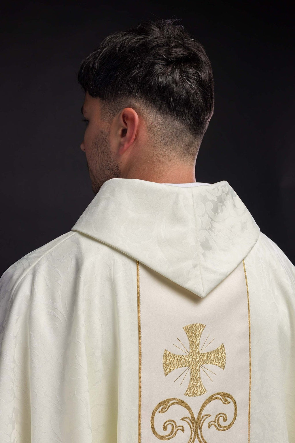 Ornat liturgiczny z zdobionym pasem