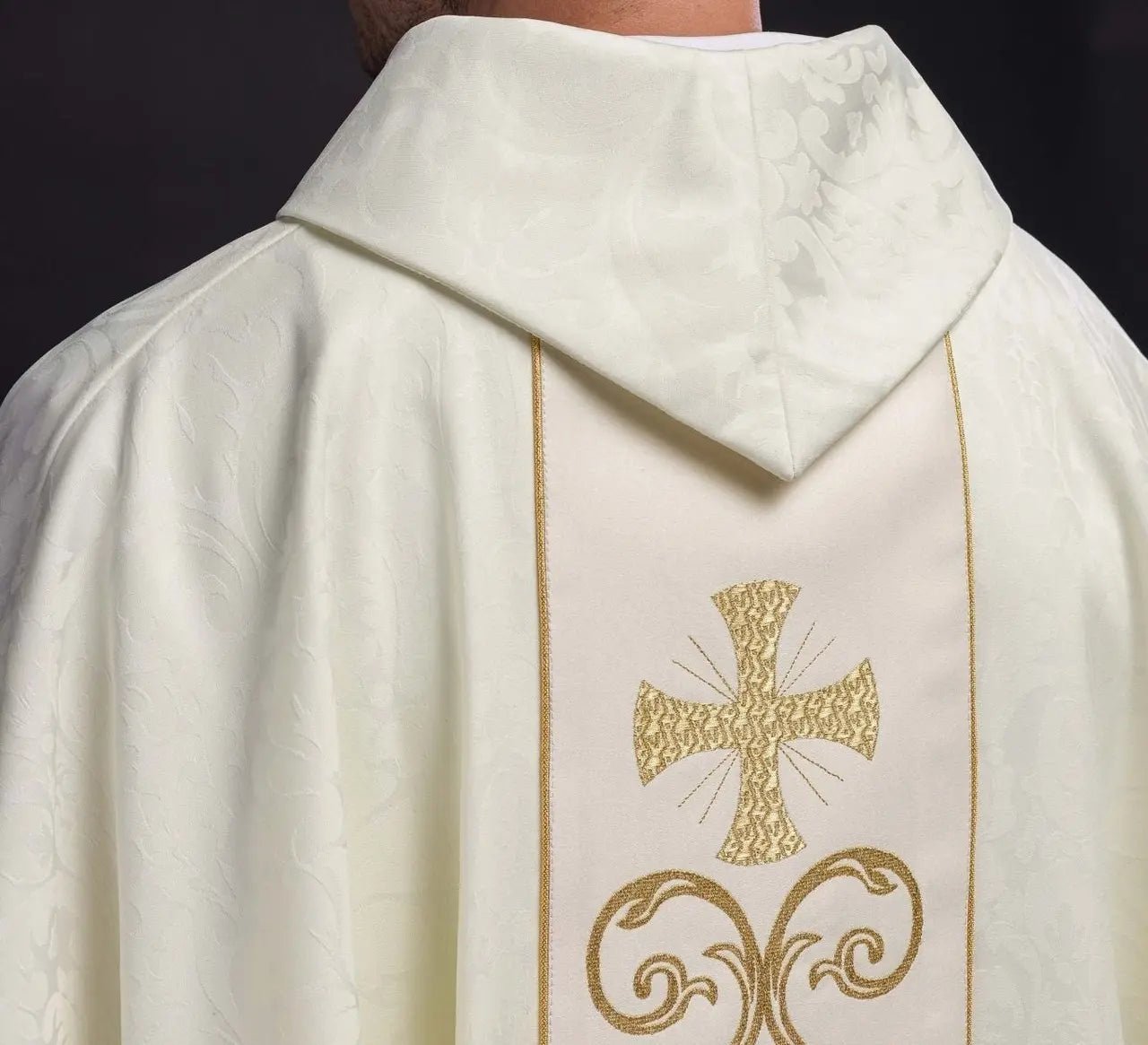 Chasuble liturgique avec ceinture décorée