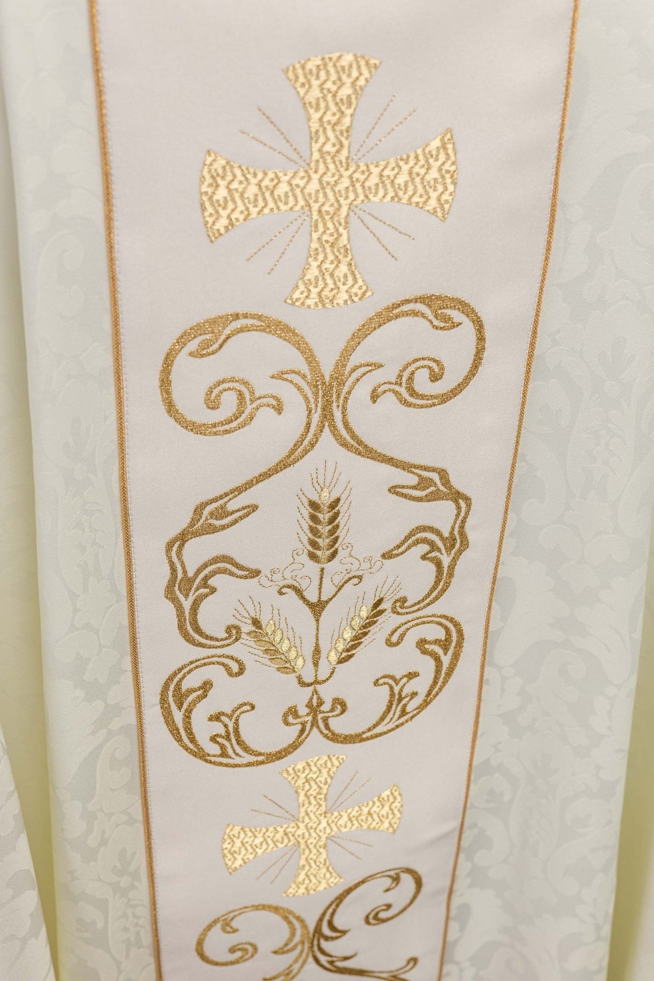 Ornat liturgiczny z zdobionym pasem