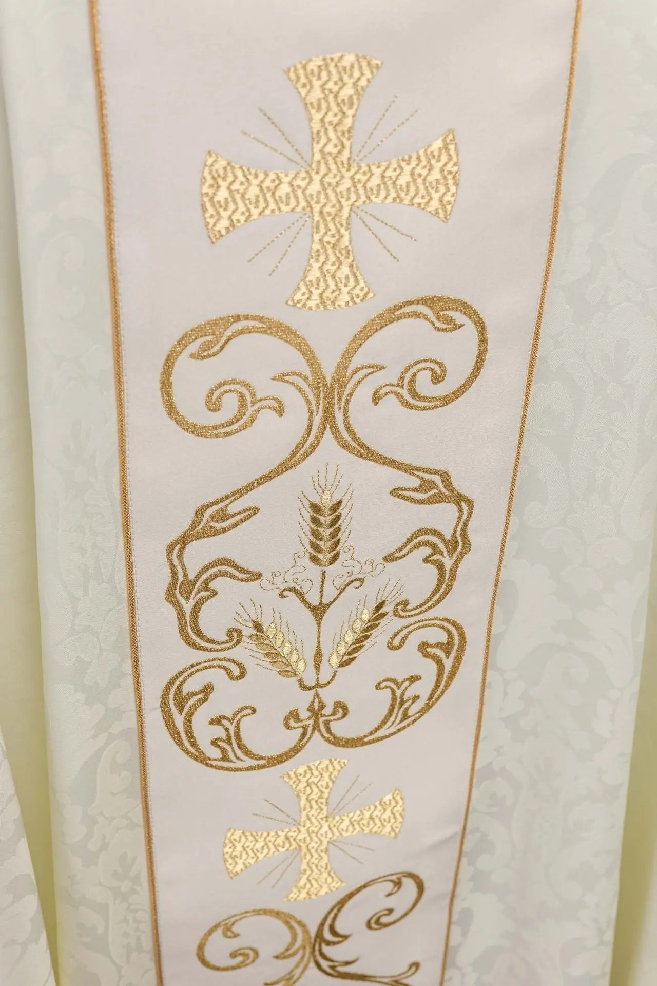 Chasuble liturgique avec ceinture décorée