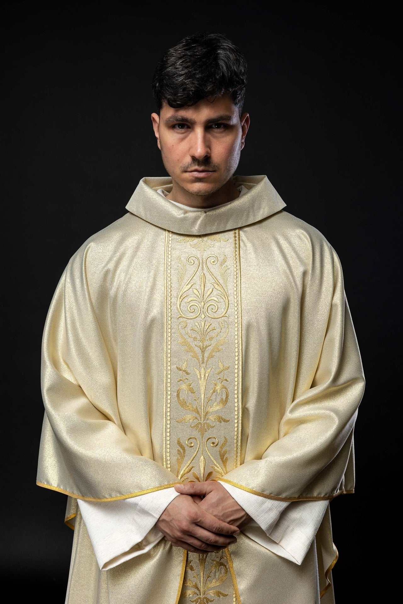 Ornat liturgiczny z zdobionym złotym pasem haftowanym