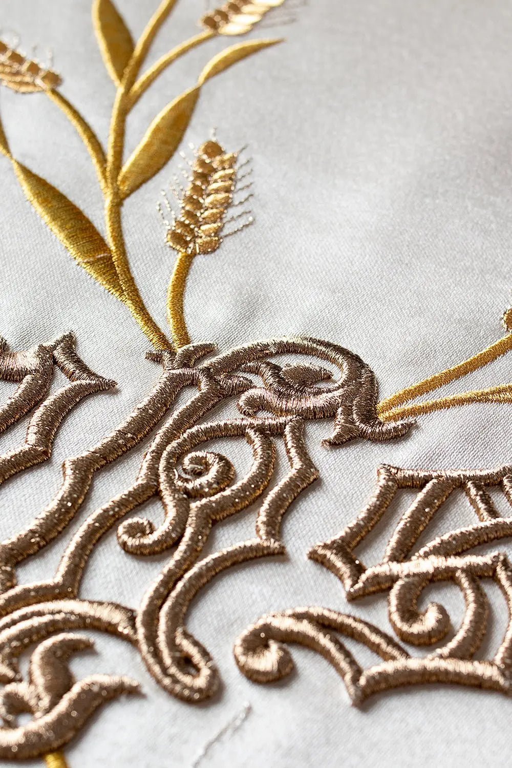 Chasuble romaine IHS avec motif d'oreilles et de raisins