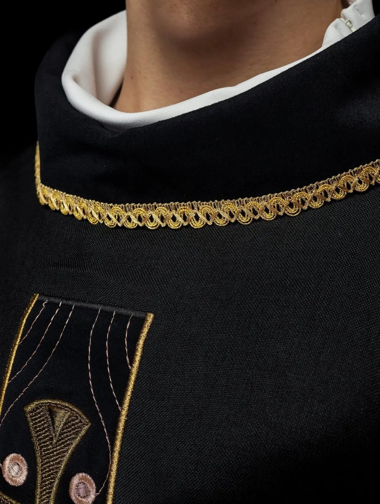 Chasuble avec croix dorées brodées et passepoil de col noir