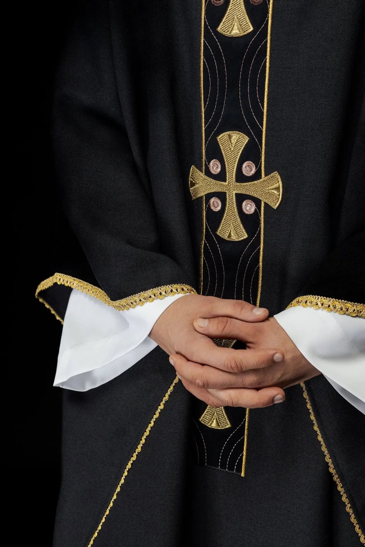 Chasuble avec croix dorées brodées et passepoil de col noir