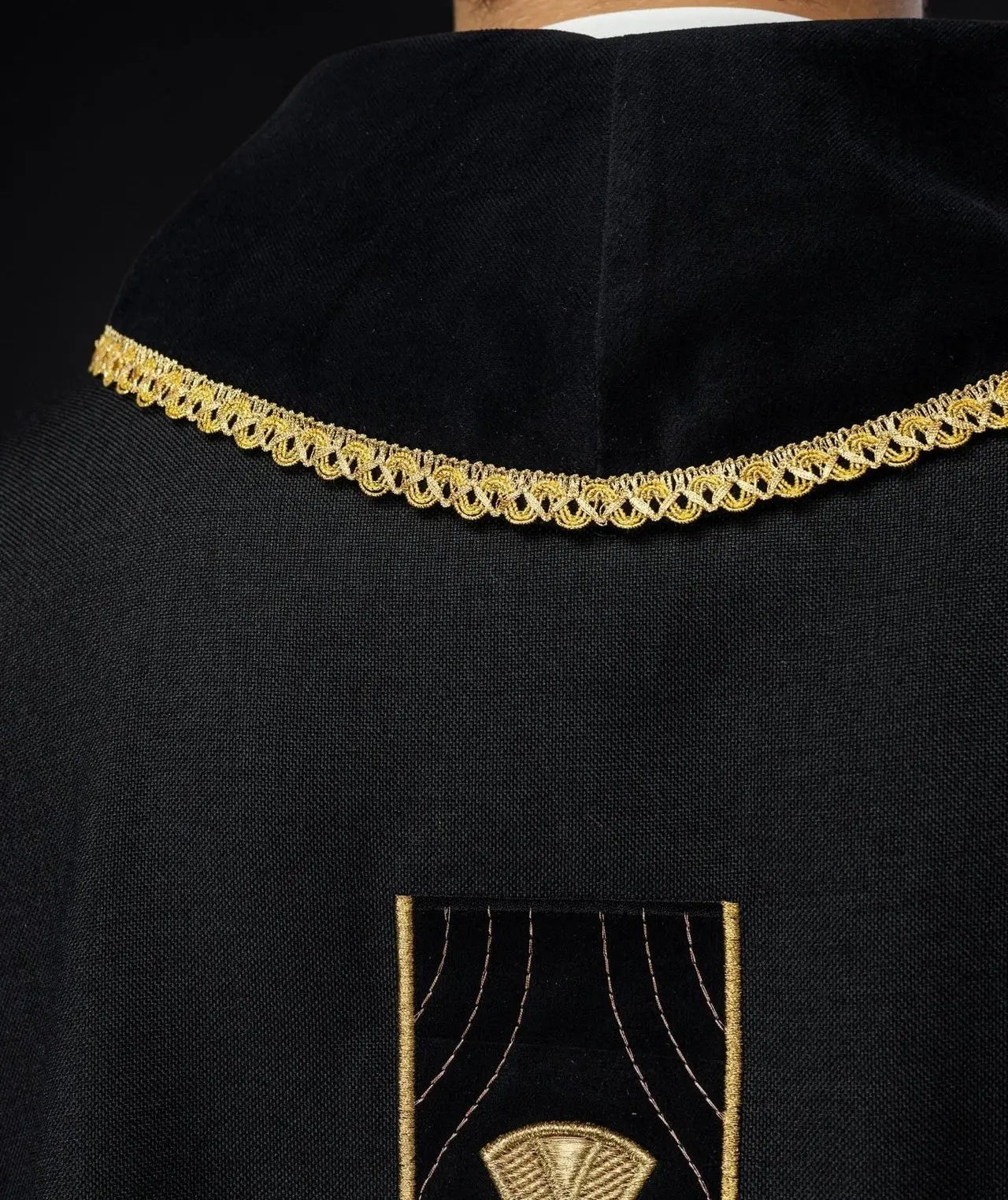 Chasuble avec croix dorées brodées et passepoil de col noir