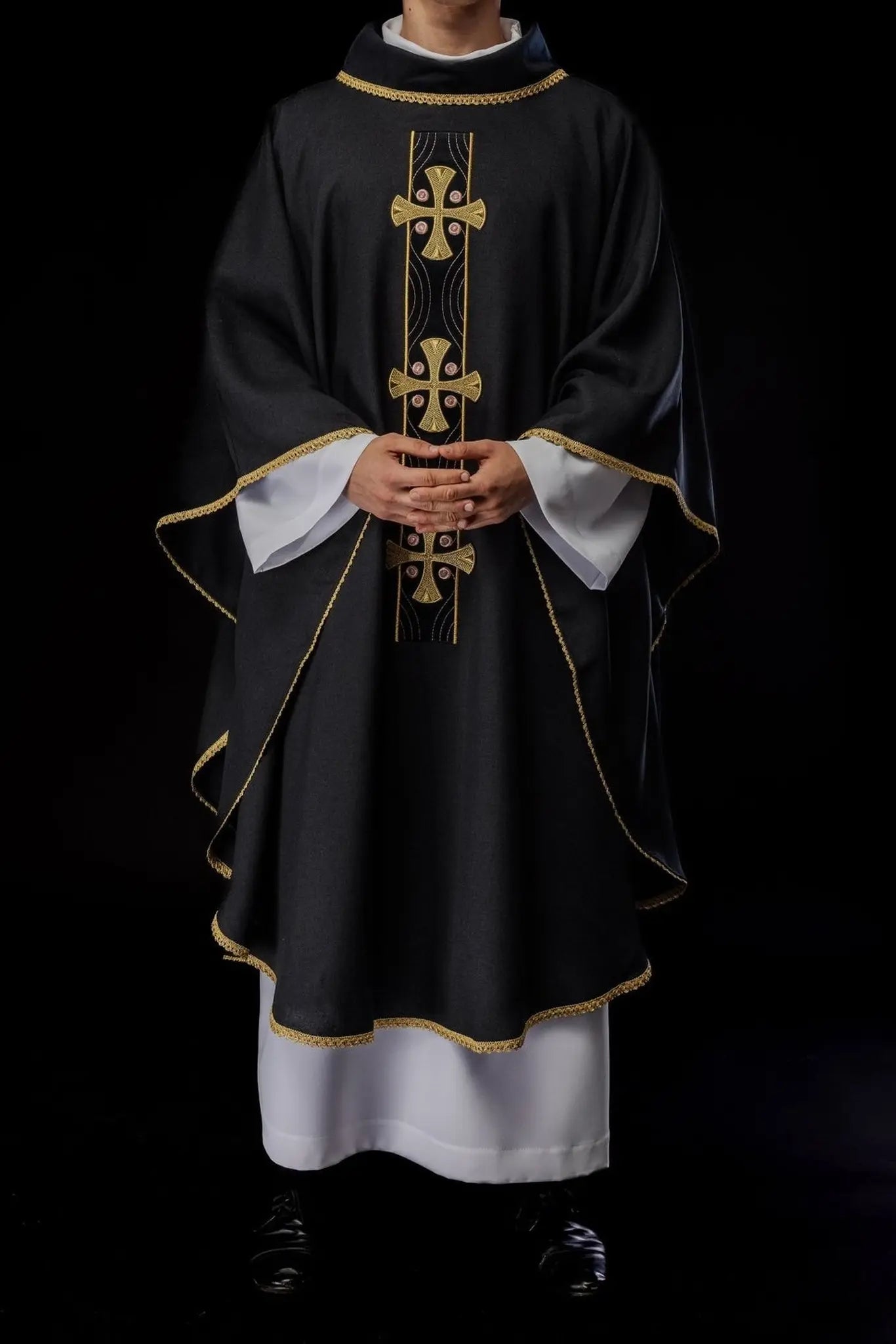 Chasuble avec croix dorées brodées et passepoil de col noir