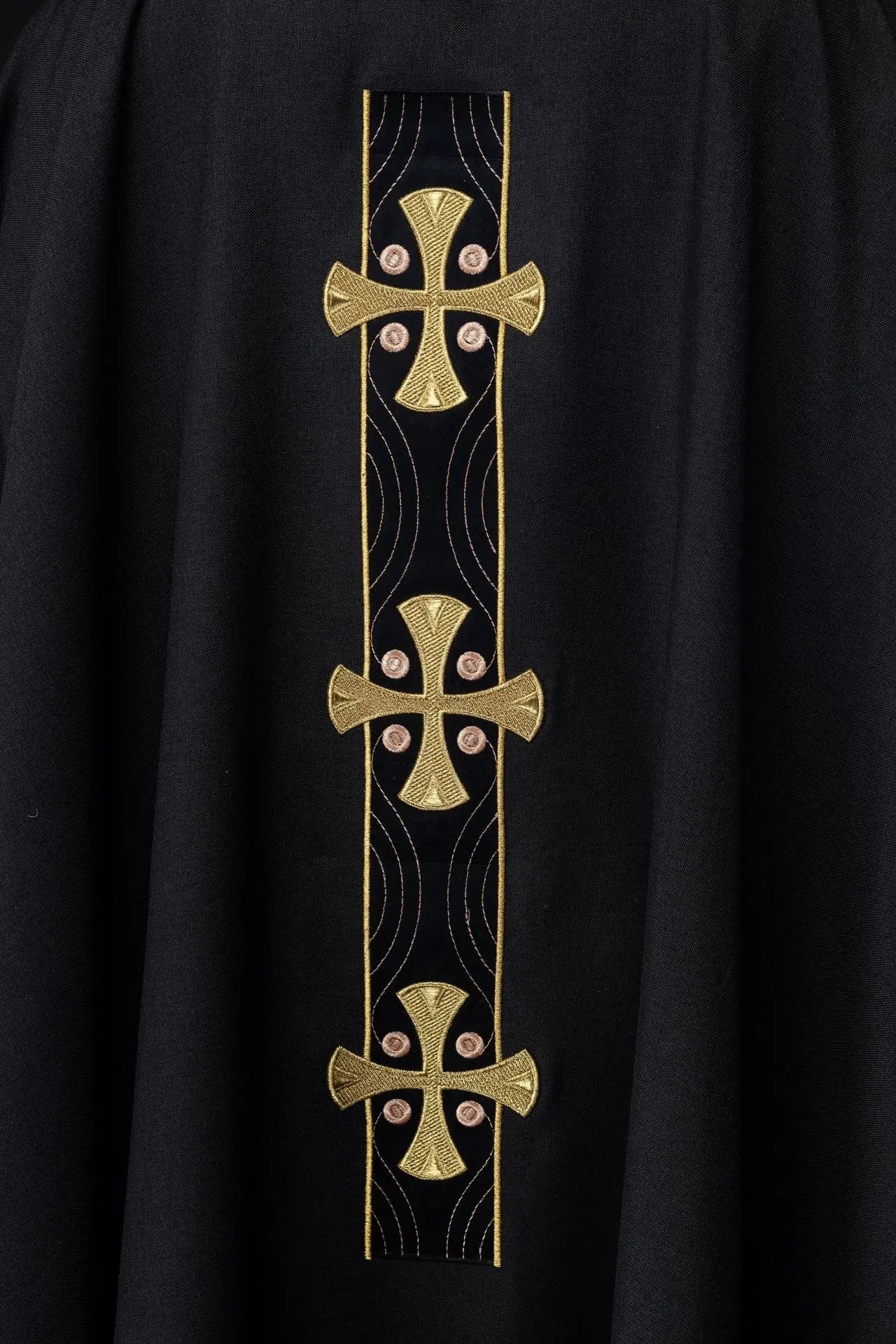 Chasuble avec croix dorées brodées et passepoil de col noir